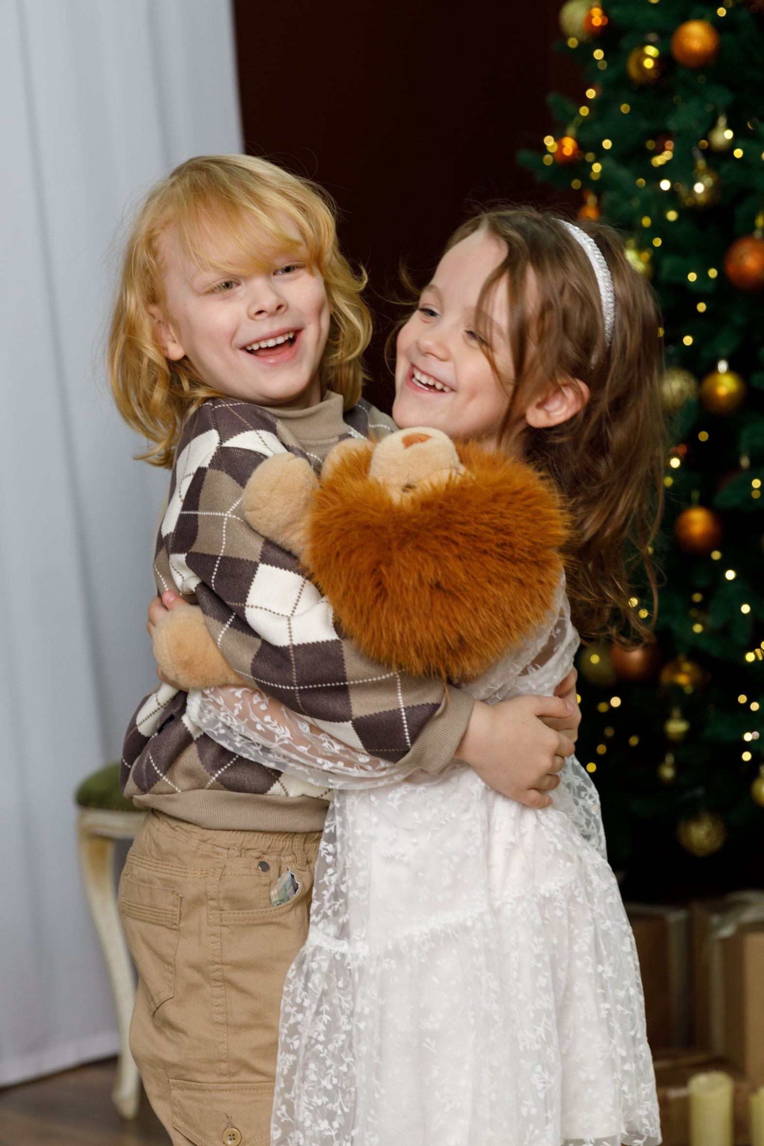 Из чего же сделано новогоднее настроение? Из совместных игр под елкой, болтовней с лучшей подружкой, созерцанием горящей свечи. Фотограф Анна Телекаева, выпускные альбомы, семейные и репортажные съемки в Омске