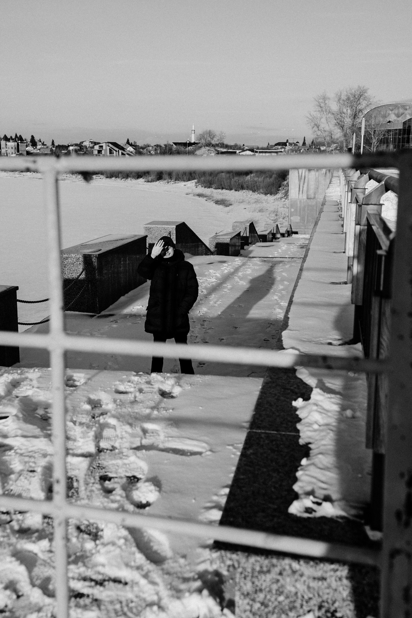 Мужчина на фоне архитектурных форм в Заречном парке. Зимний монохром, концептуальная фотография, Тюмень, берег реки Тура