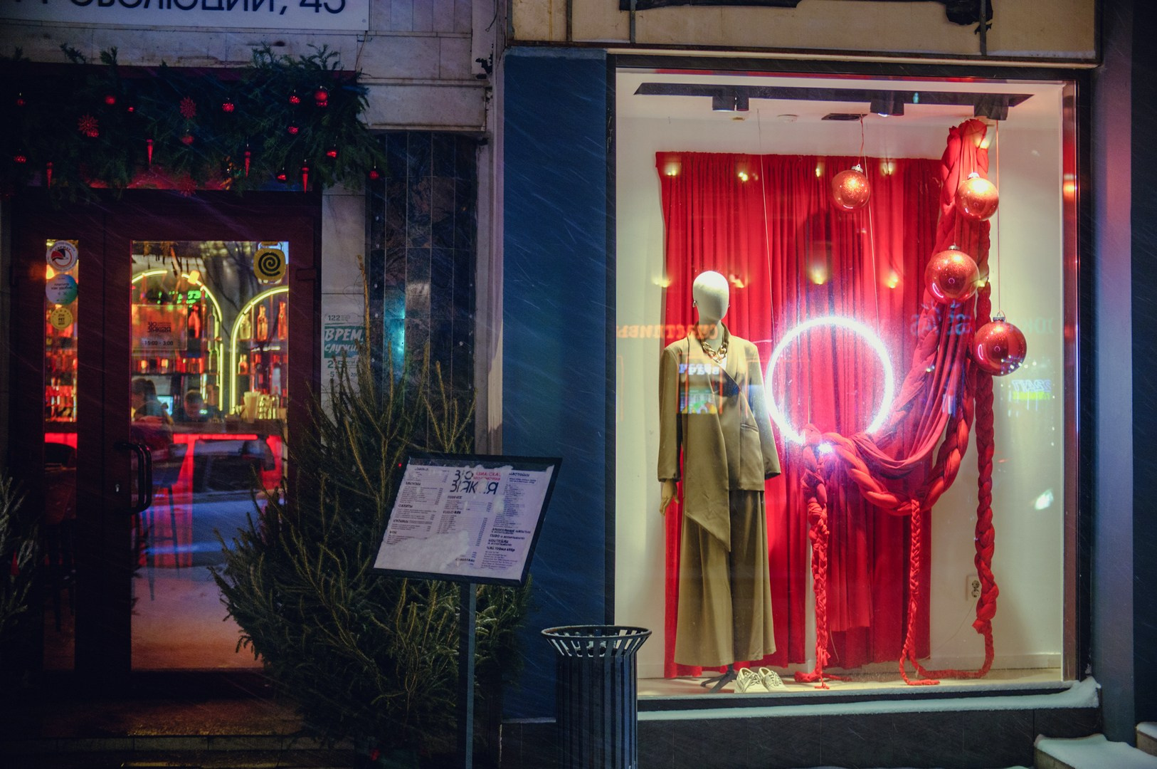 Красный неон в витрине, ночная культура города, цветовой акцент