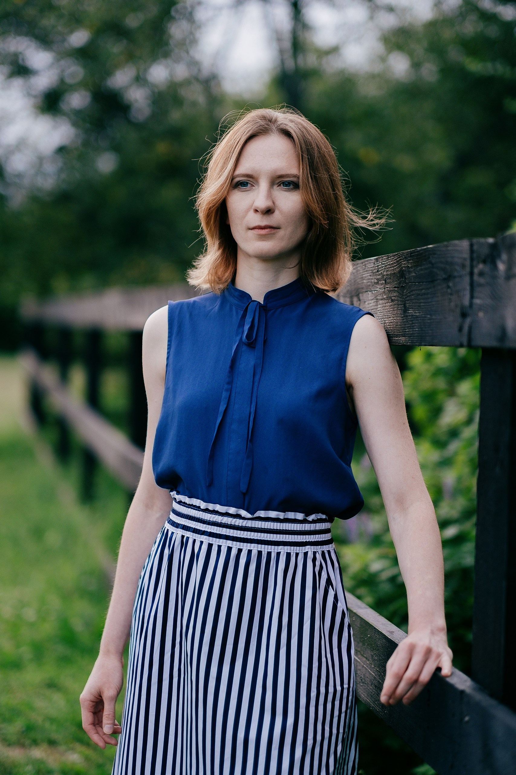 портретная съемка для девушки в синем у ограды в Москве