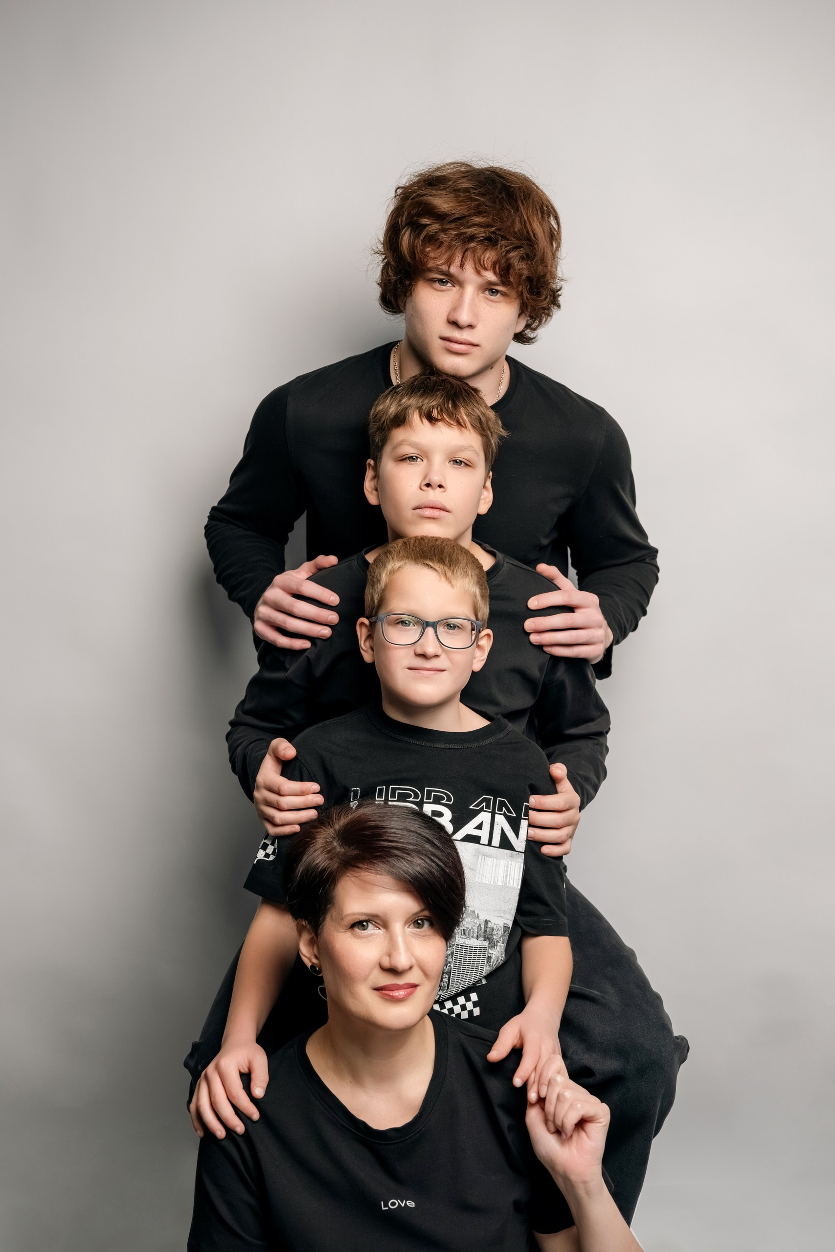 Женя с сыновьями — минимализм в лофте. Фотограф и видеограф в Тюмени Анна Жагорина, ваши фото еще не отдавали так быстро!