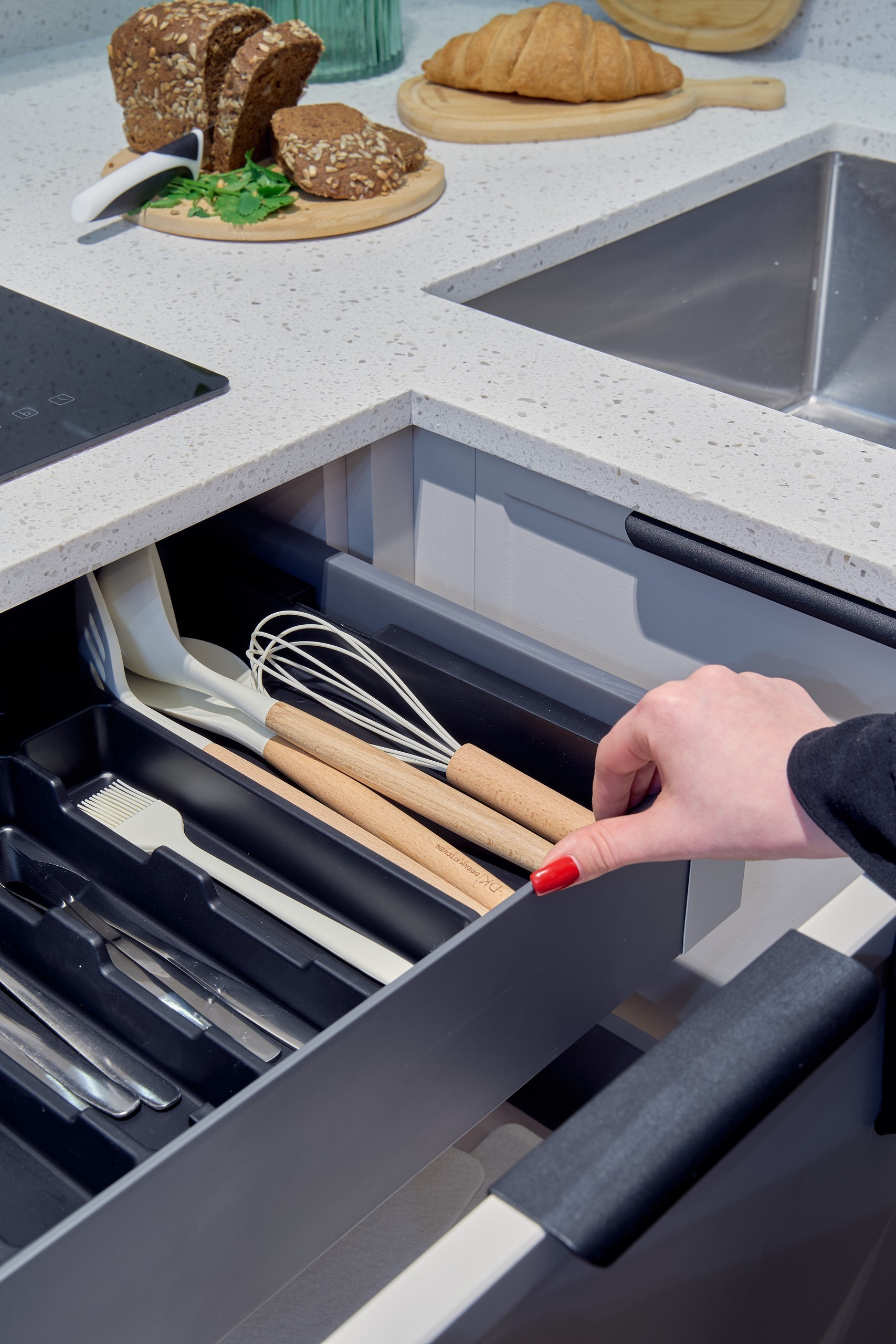 Фото дизайна интерьера с акцентом на естественное освещение и детали