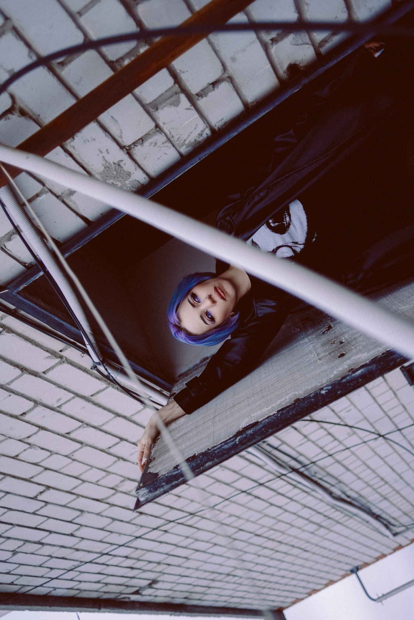 Необычный образ: яркие синие волосы и городской минимализм в кадре.