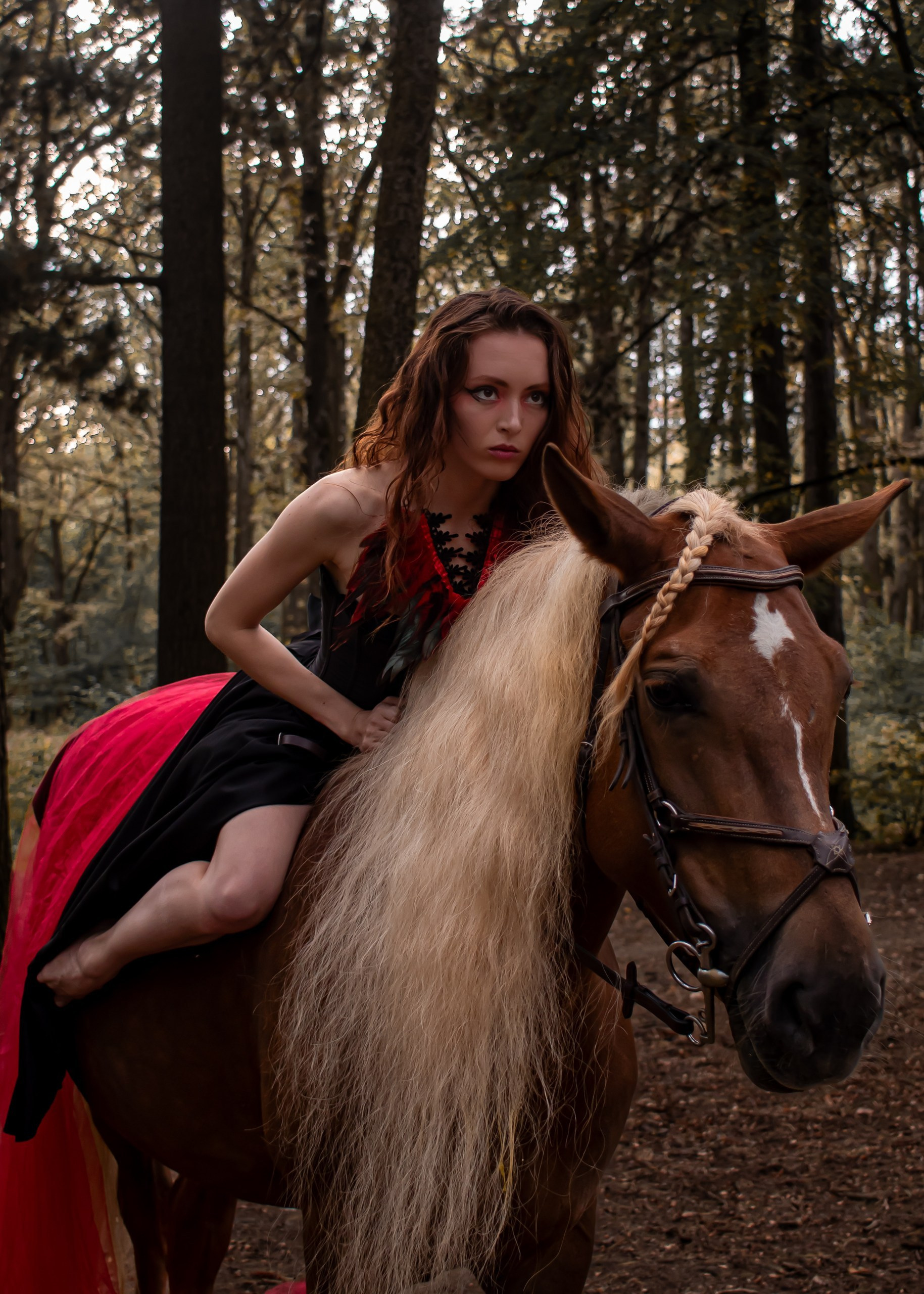 Девушка в лесу с лошадью, красный акцент, художественная фотосессия • фотограф Карасёва Елена
