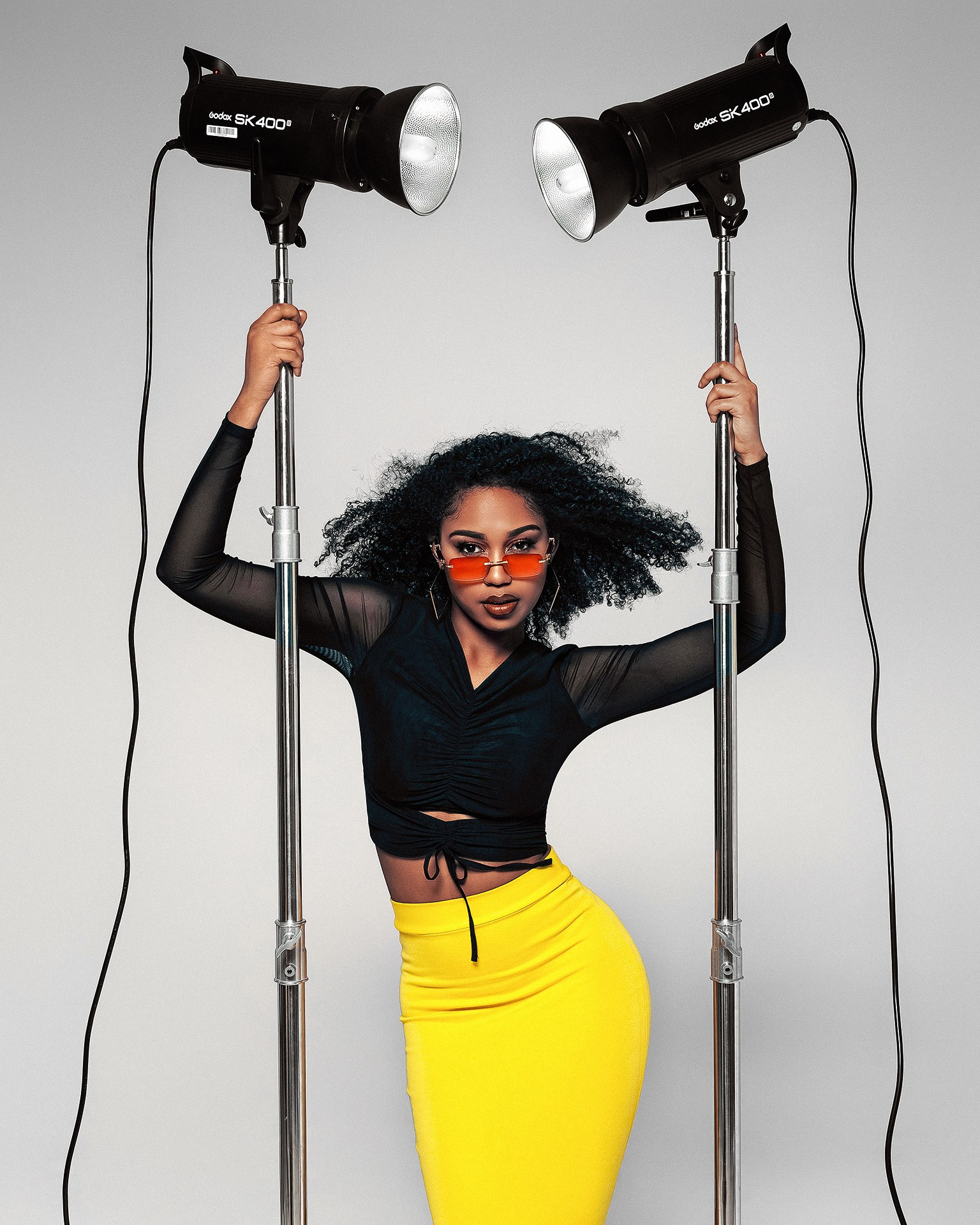 Темнокожая девушка позирует на циклораме с источниками света, модный фэшн с темнокожей моделью Казань