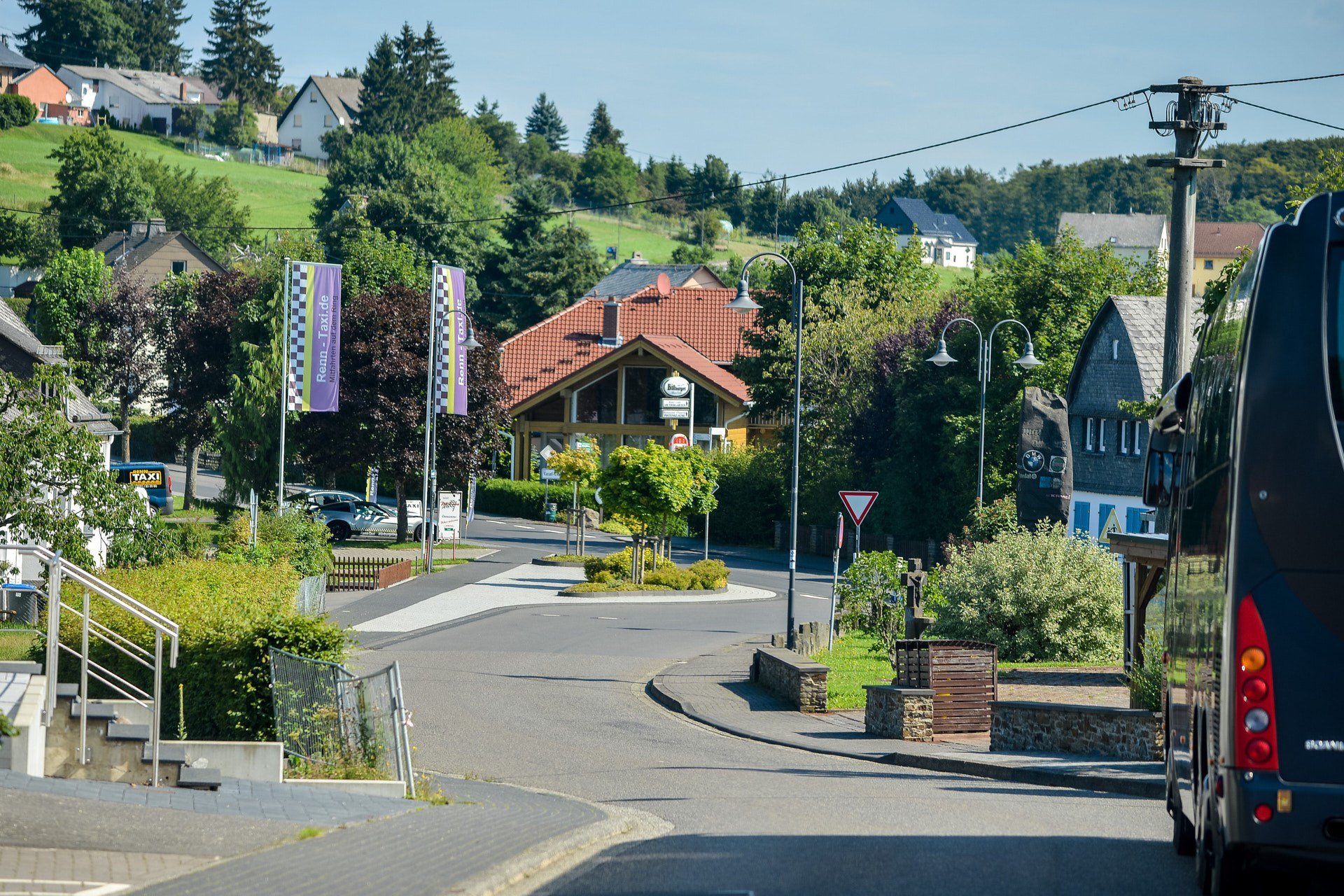 Nürburgring ( Нюрбургринг, в дальнейшем — просто Ринг ), без сомнения, является самой известной гоночной трассой в мире