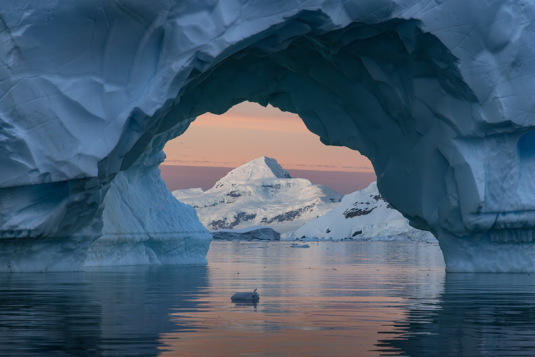 Антарктида, залив Парадайс, айсберг с аркой