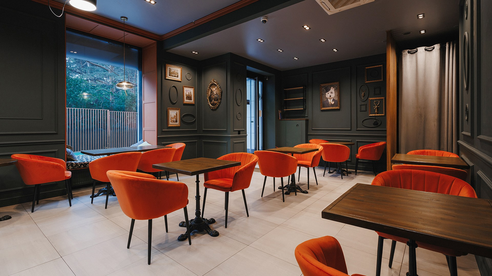 Общий вид зала ресторана с красивой сервировкой столов.