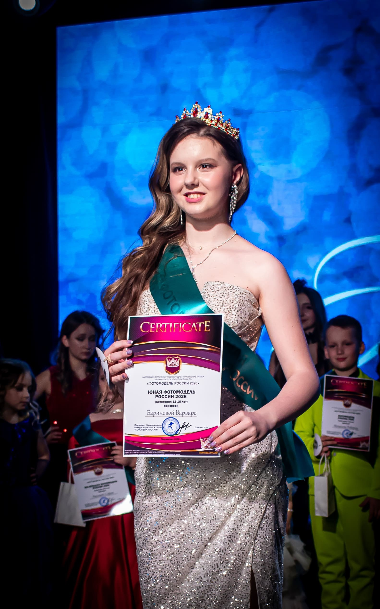 Победительница с наградой на сцене, конкурс красоты, репортажная съёмка, Москва