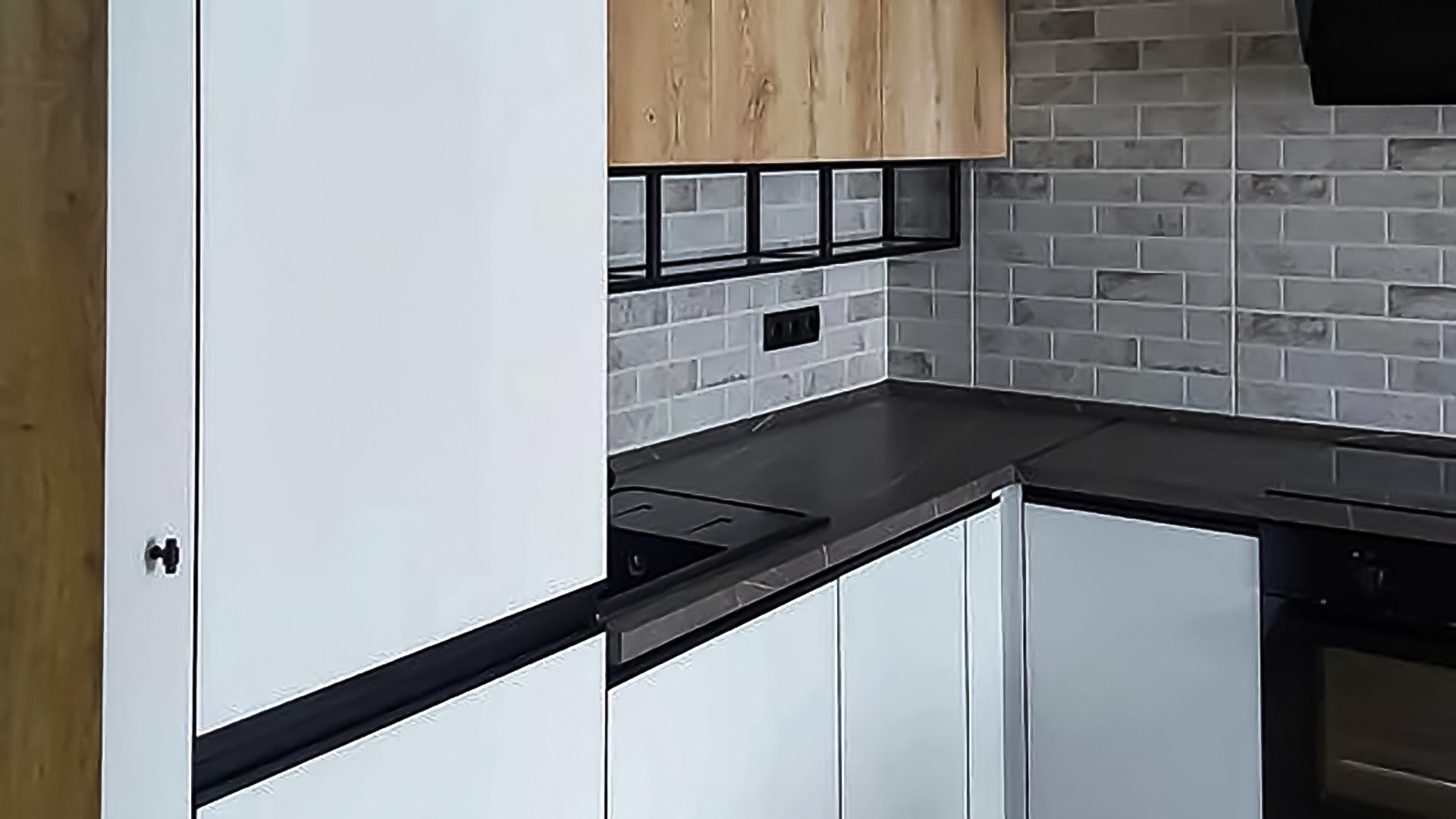 Кухня с белыми фасадами