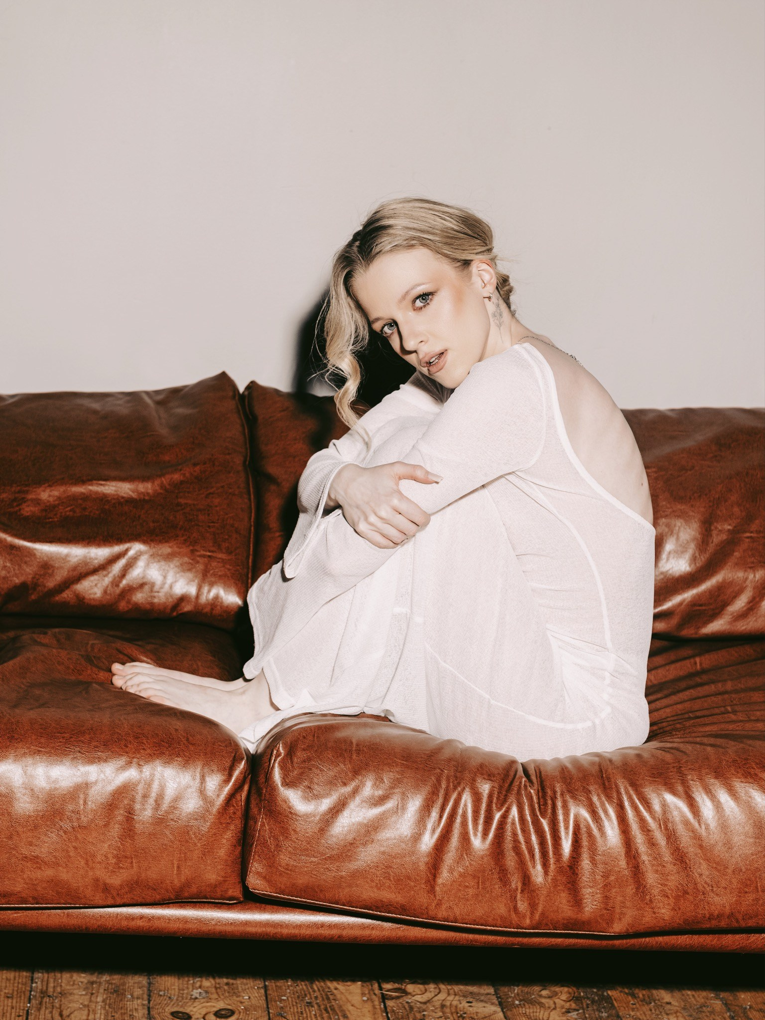 Fashion-портрет девушки в студии — премиальная женская фотосессия