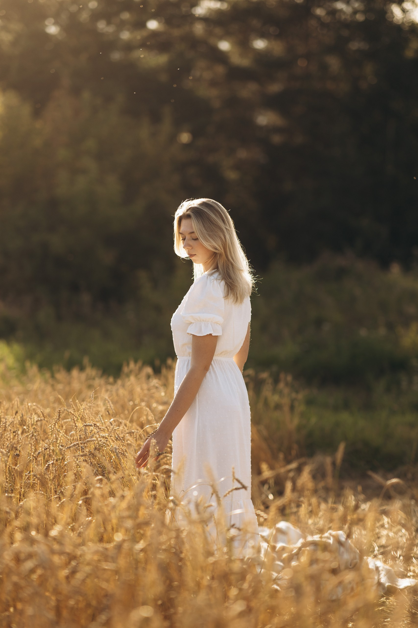 Женская фотосессия в пшеничном поле