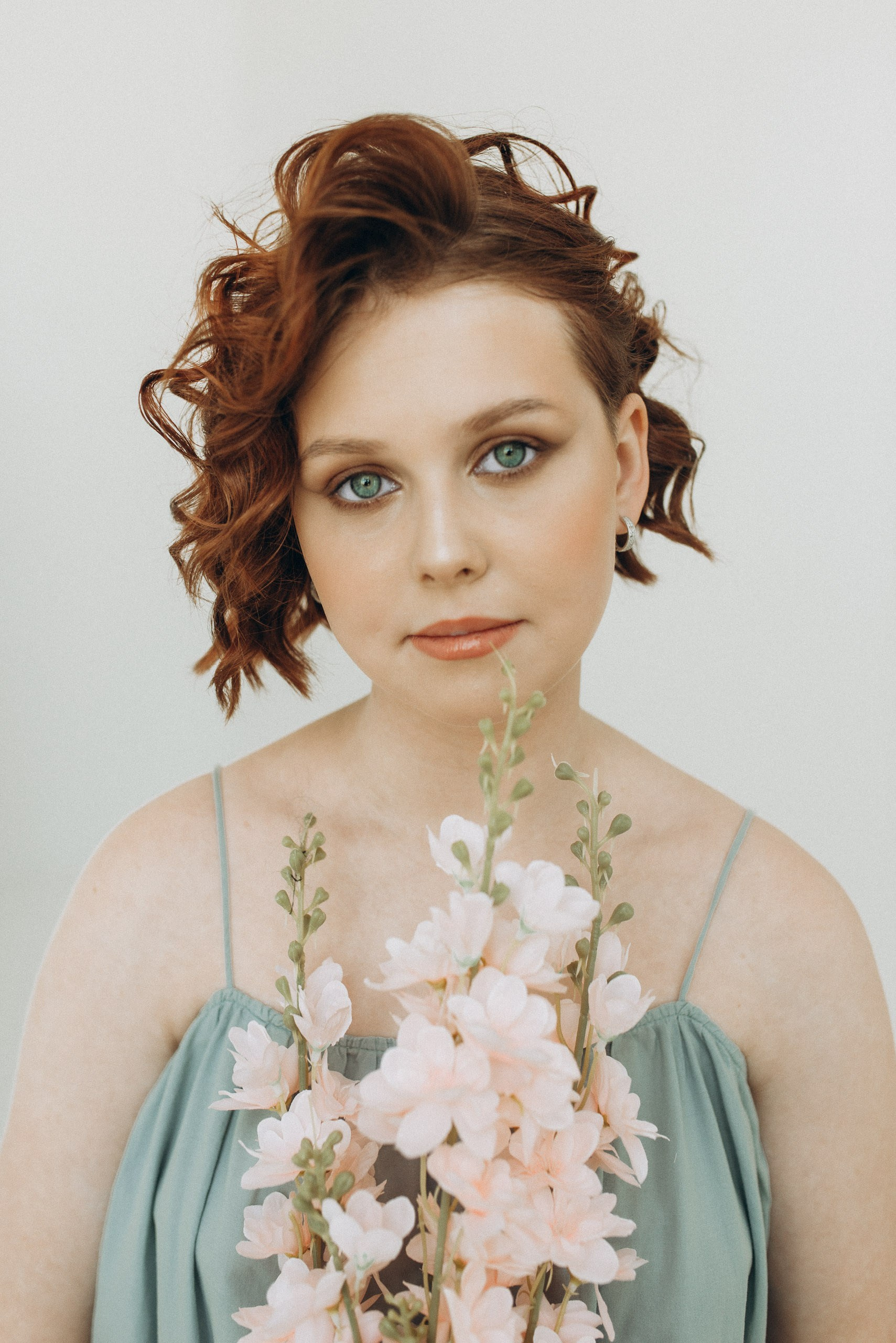 Студийный портрет подростка: искренний взгляд и весеннее настроение с цветами. Идея для первой профессиональной фотосессии