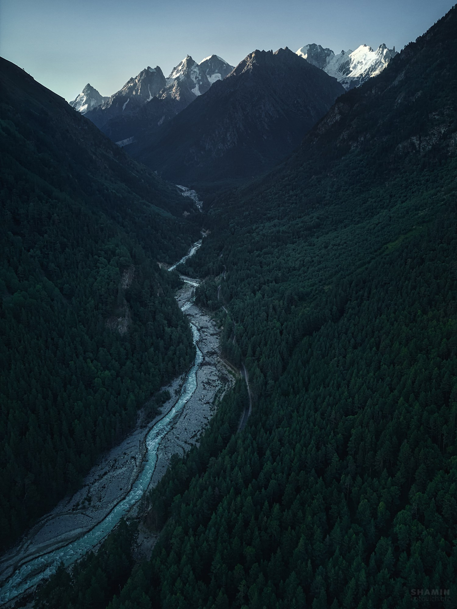Аэросъёмка пейзажей с дрона — вид с высоты на природу, свет и пространство, запечатлённые в разное время суток.