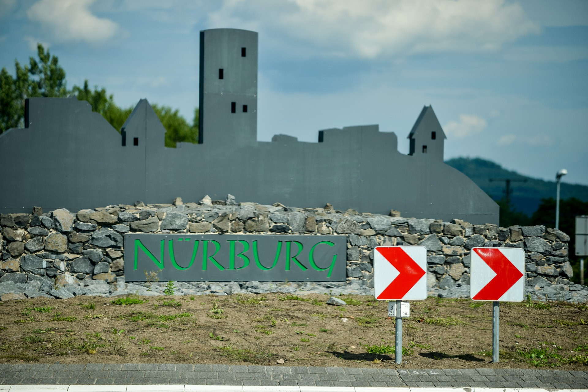 Nürburgring ( Нюрбургринг, в дальнейшем — просто Ринг ), без сомнения, является самой известной гоночной трассой в мире