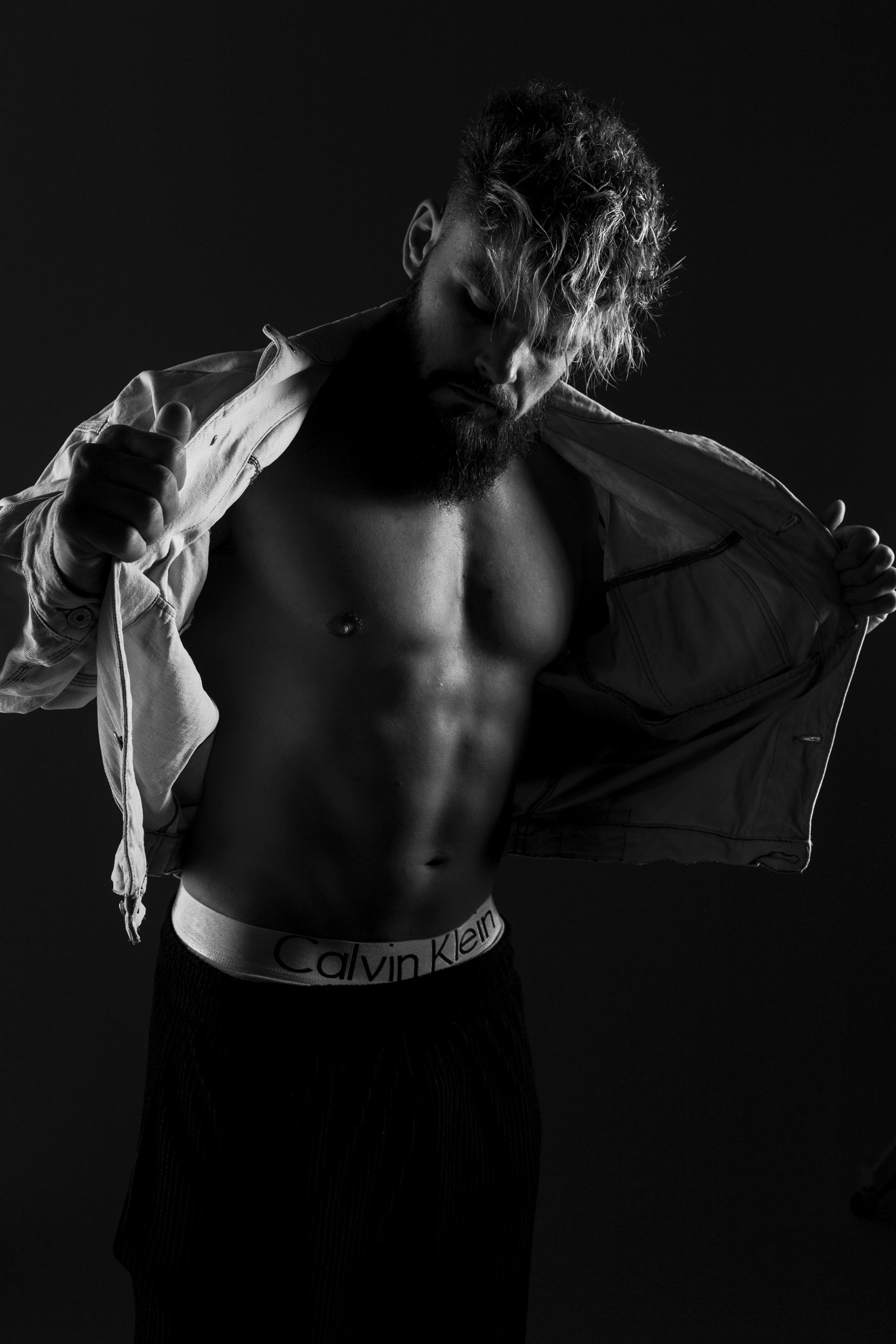 Световая игра на мышцах живота: мягкие тени между кубиками пресса — реалистичная и честная съемка формы, съемка в Минске