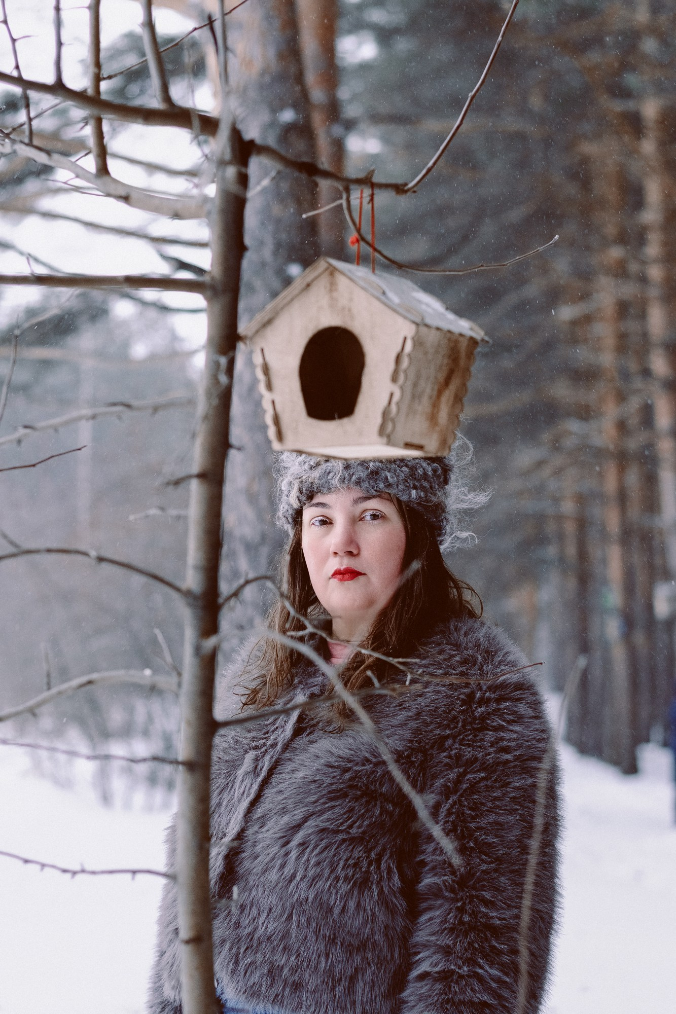 Женский портрет в зимнем парке, естественное освещение