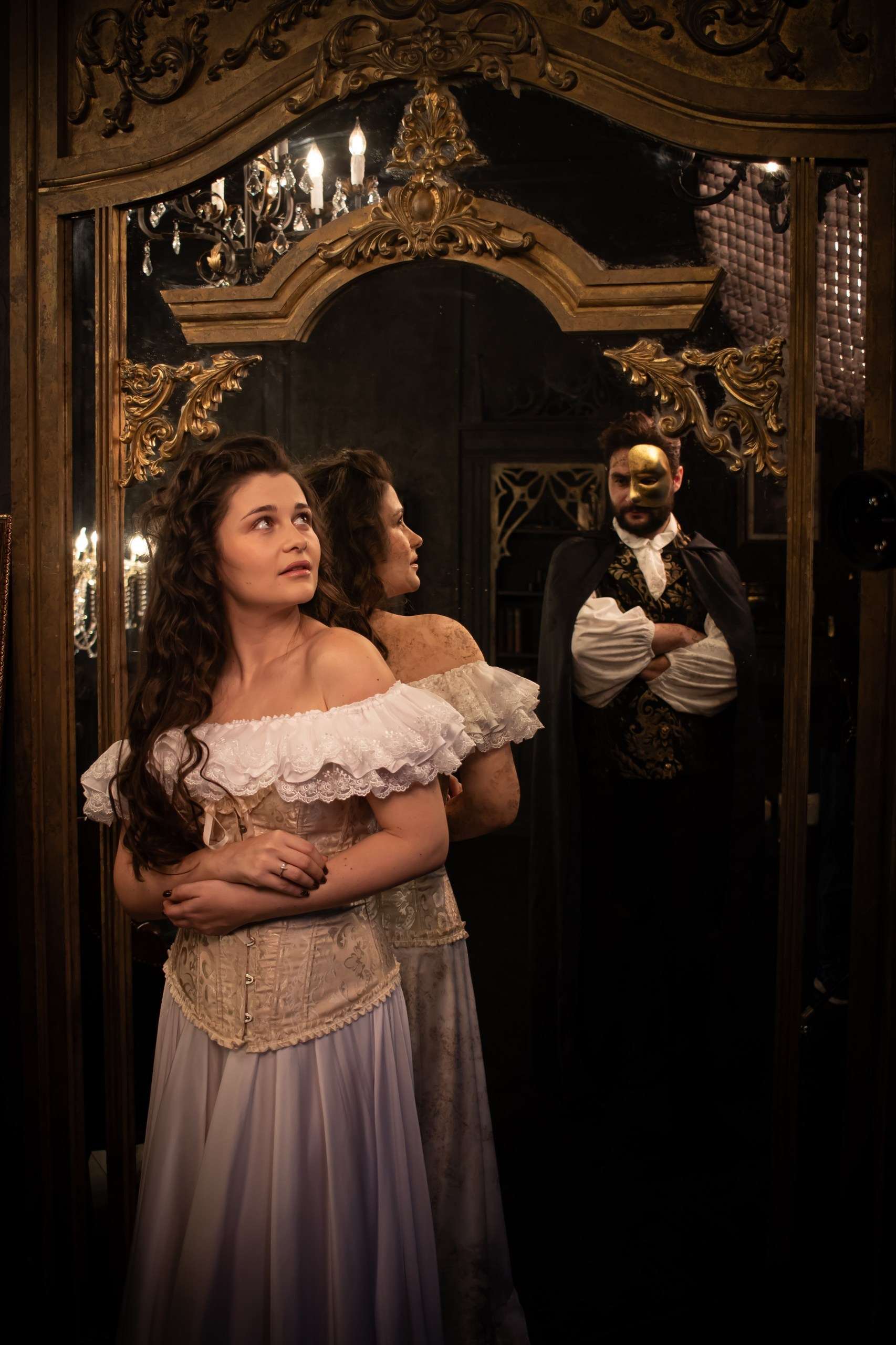 Драматическая сцена пары на полу возле зеркала, художественная Love Story, фотограф Карасёва Елена