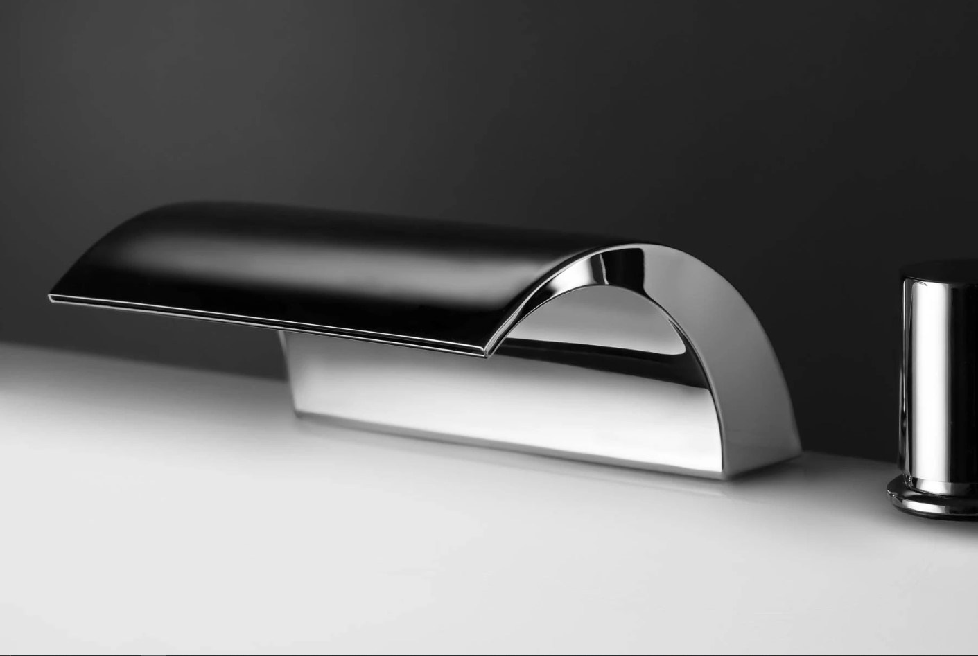 премиальный хромированный смеситель крупным планом для каталога