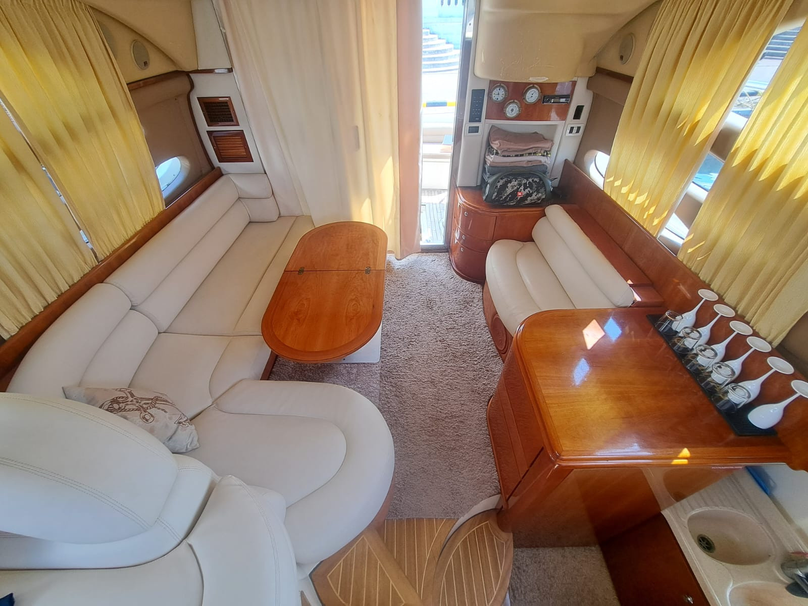 Двухпалубные яхты в Сочи. Аренда Яхт и Катеров в Сочи