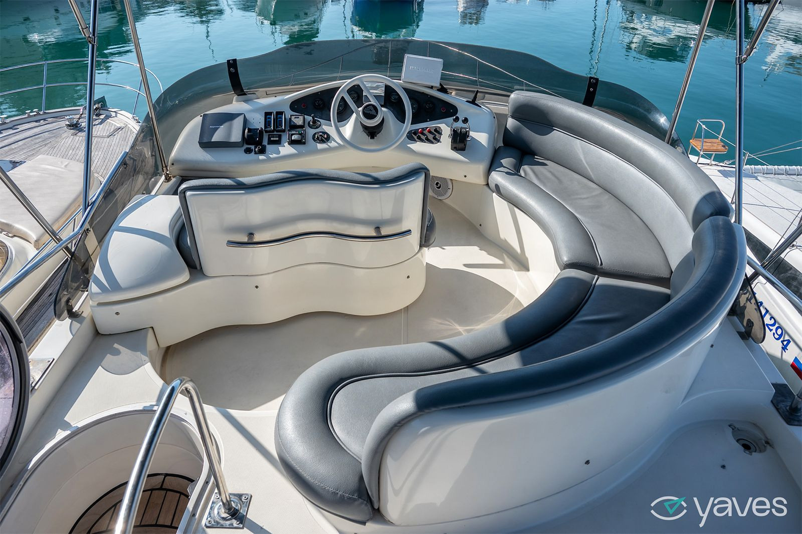 Двухпалубные яхты в Сочи. Аренда Яхт и Катеров в Сочи