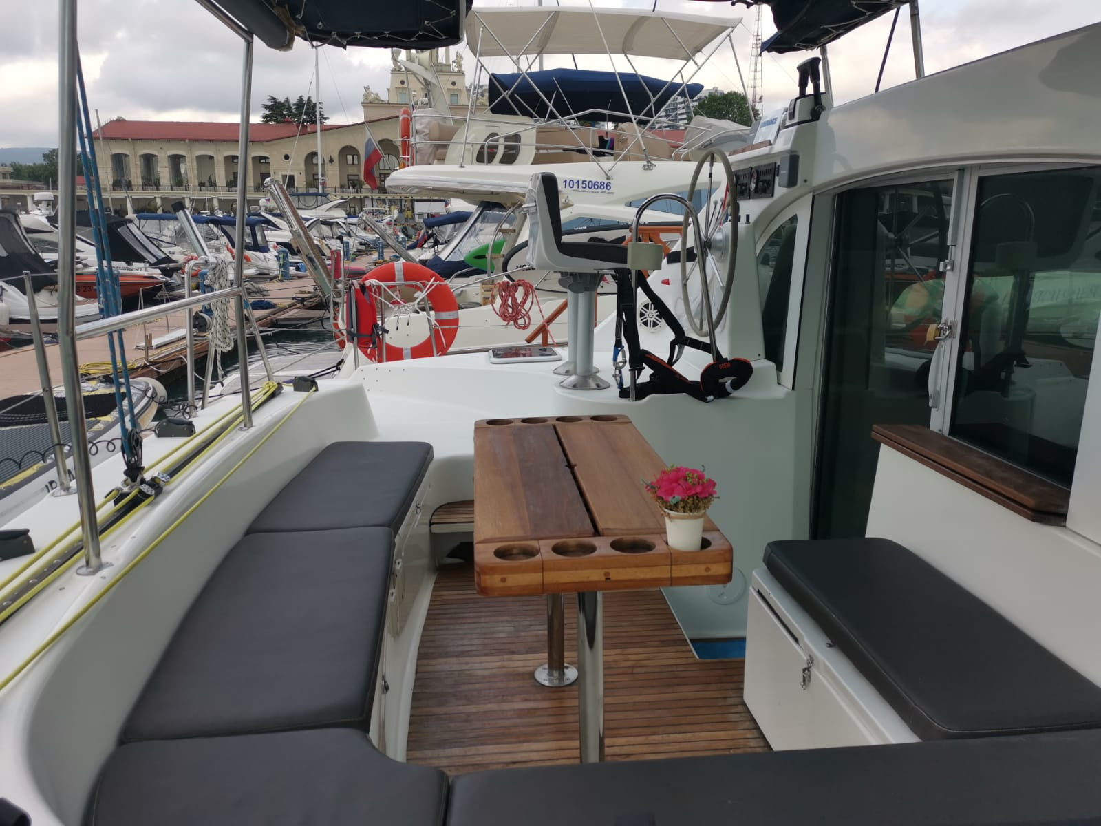 Парусно —моторные яхты и катамараны в Сочи. Аренда Яхт и Катеров в Сочи