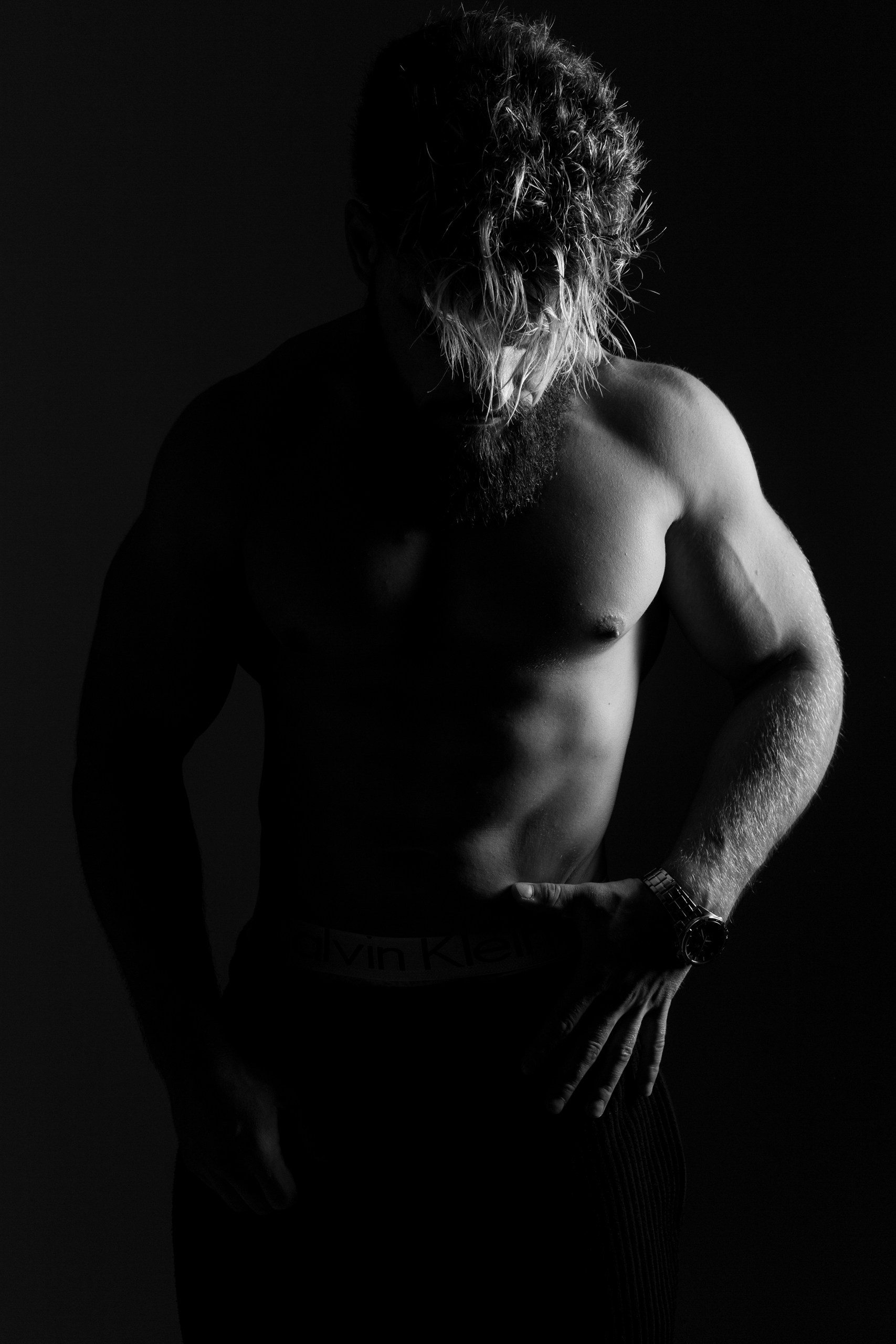 Черно-белый кадр с акцентом на текстуру кожи и волос: влажные пряди на лбу, борода, напряжение шеи — естественная драма, Минск