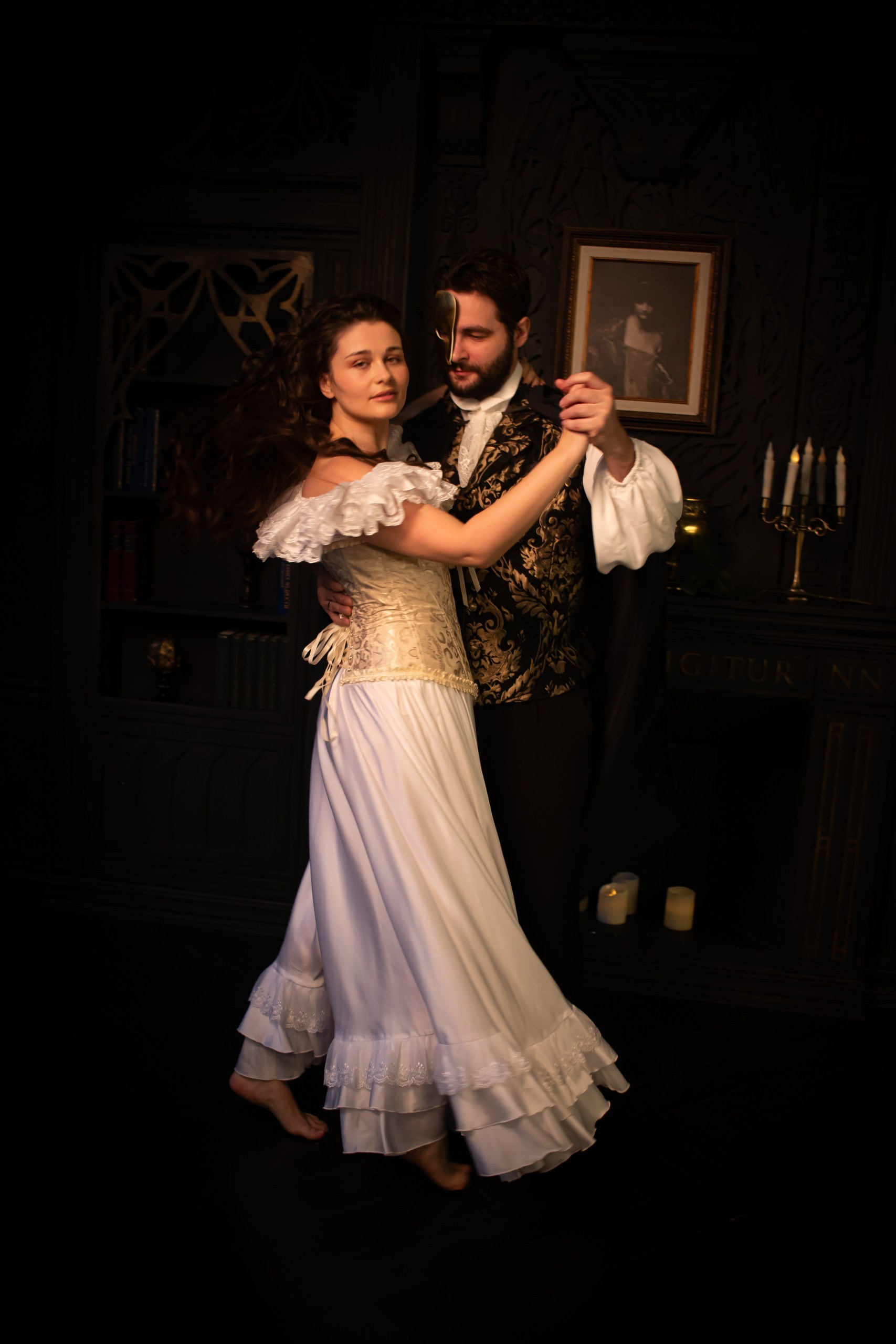 Девушка в белом платье стоит с букетом, романтичная театральная Love Story, фотограф Карасёва Елена