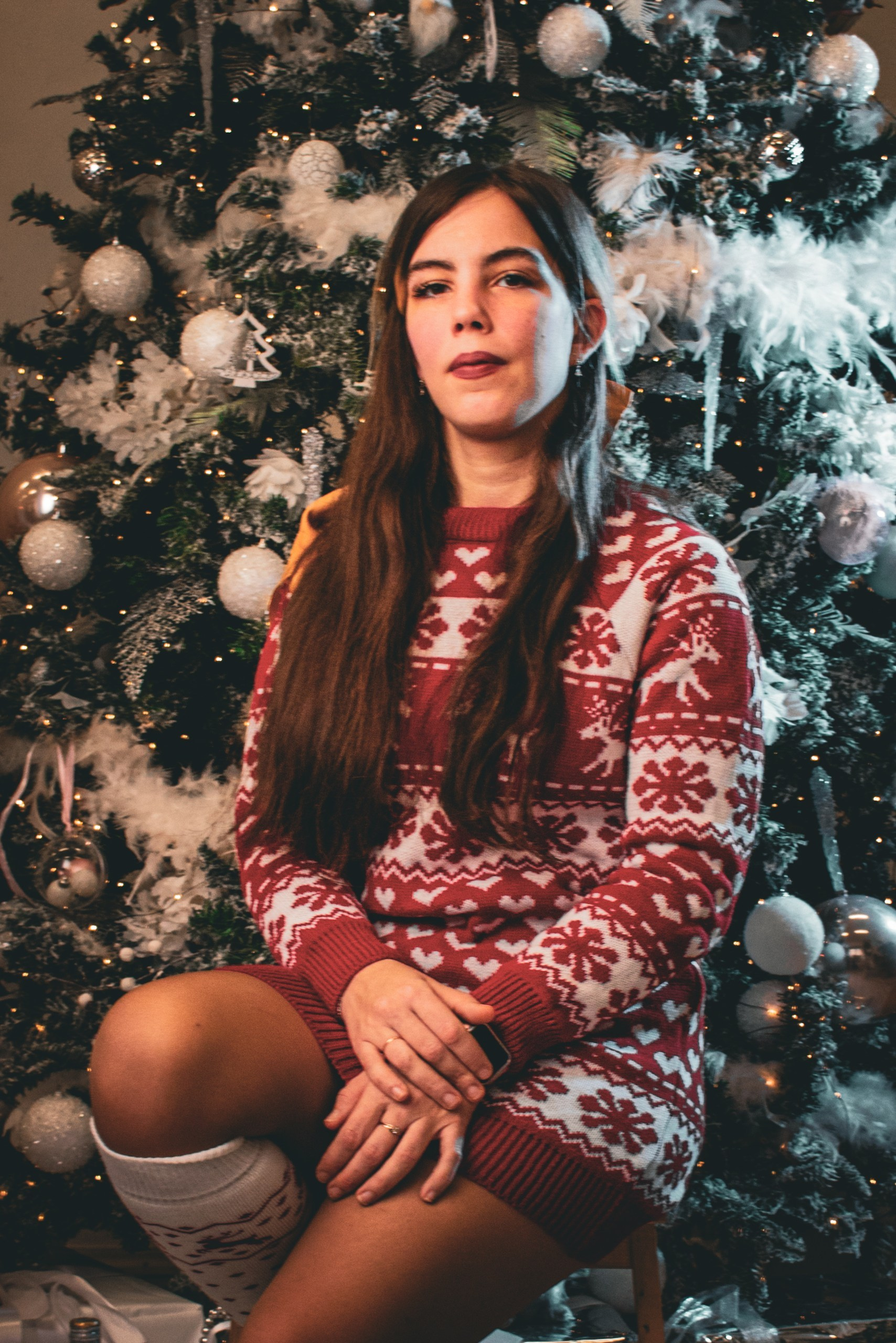 Мама в уютном образе возле ёлки, новогодняя студийная съёмка