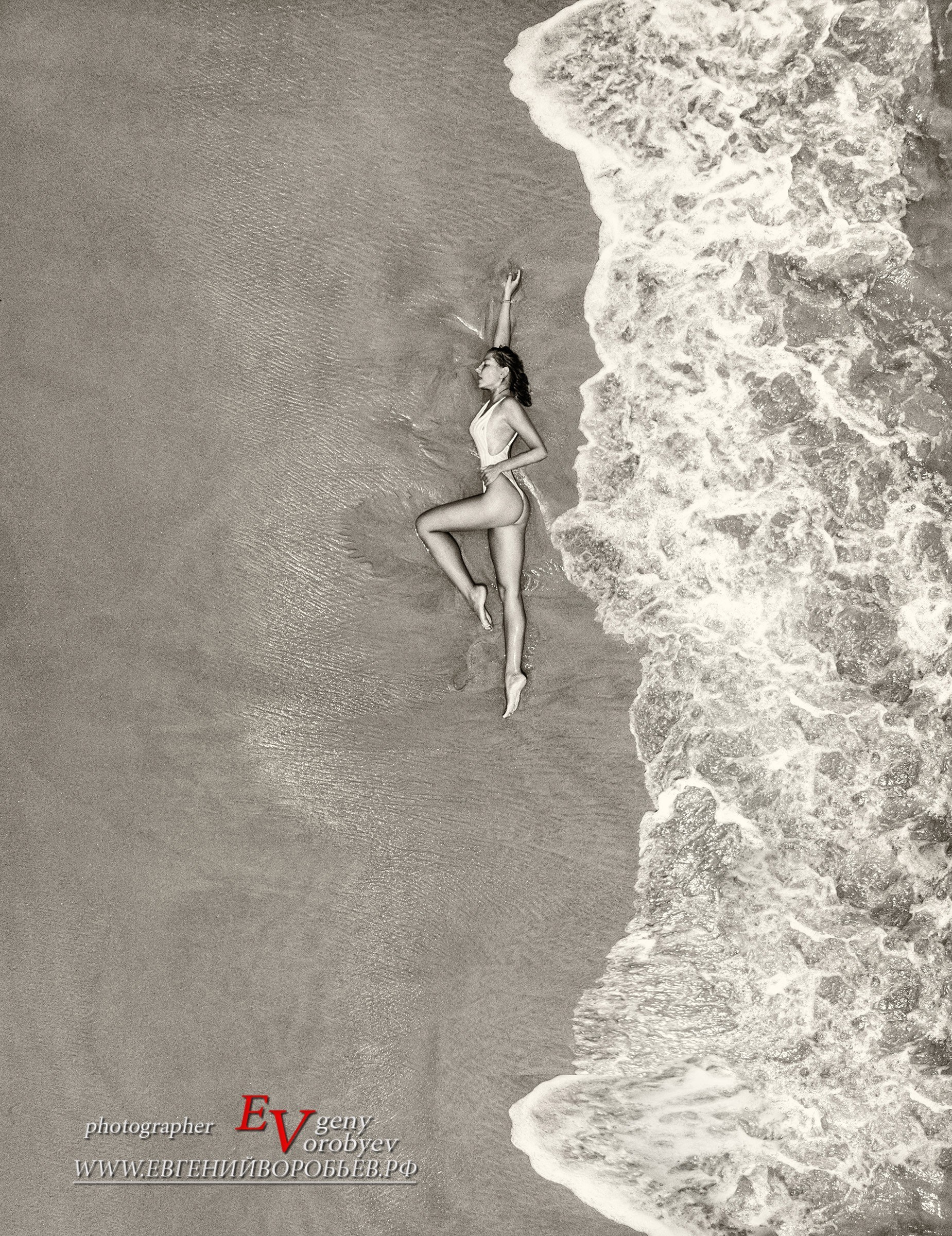 Аэросъёмка с FPV дрона квадрокоптера фотосессия видео съёмка на пляже Пхукета красивая девушка в купальнике идея места примеры фото позы море пляж Ката Карон Патонг Найхарн Майкао заказать фотосъёмку цена стоимость