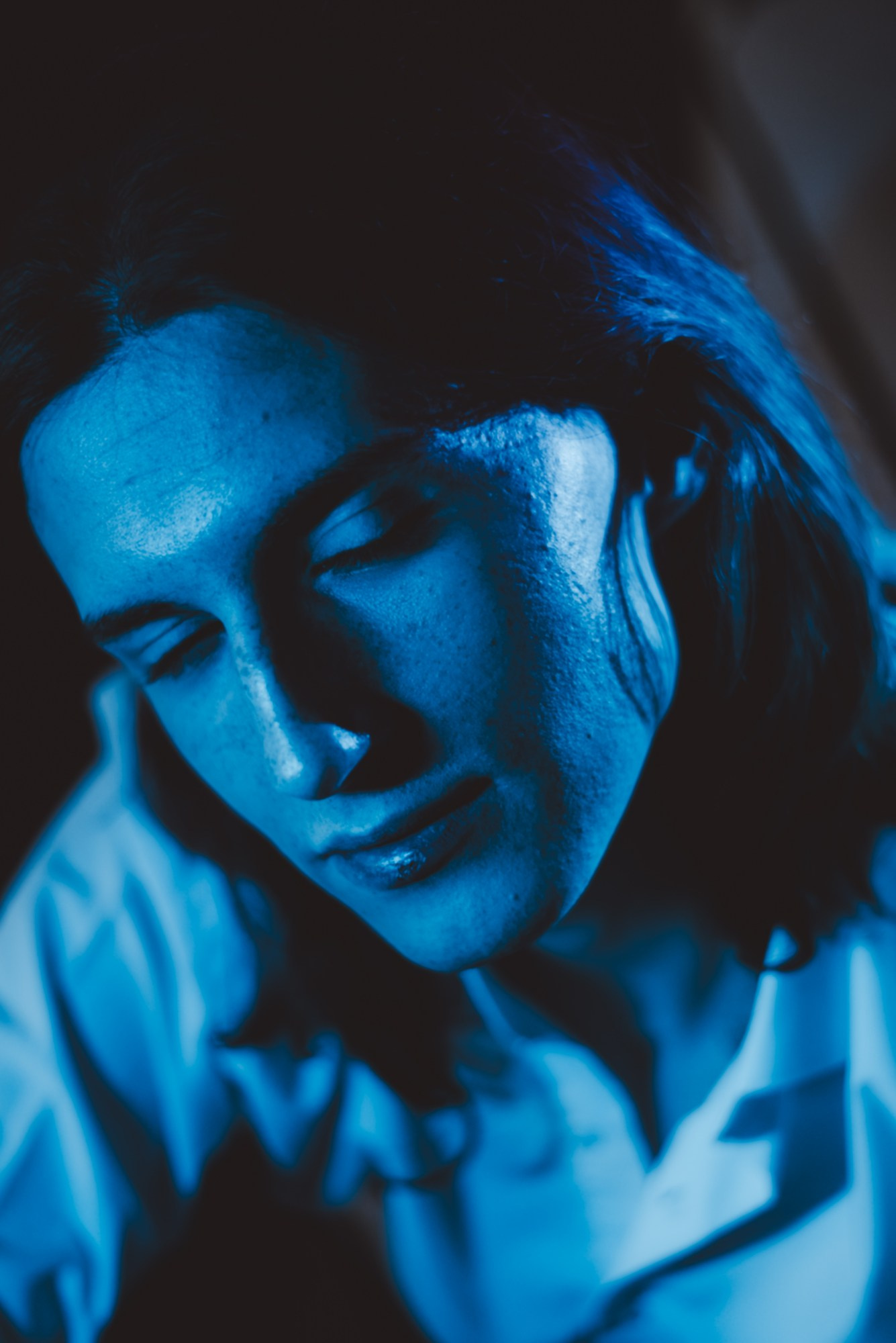 Эстетика синего в мужском портрете, современная студийная фотография.