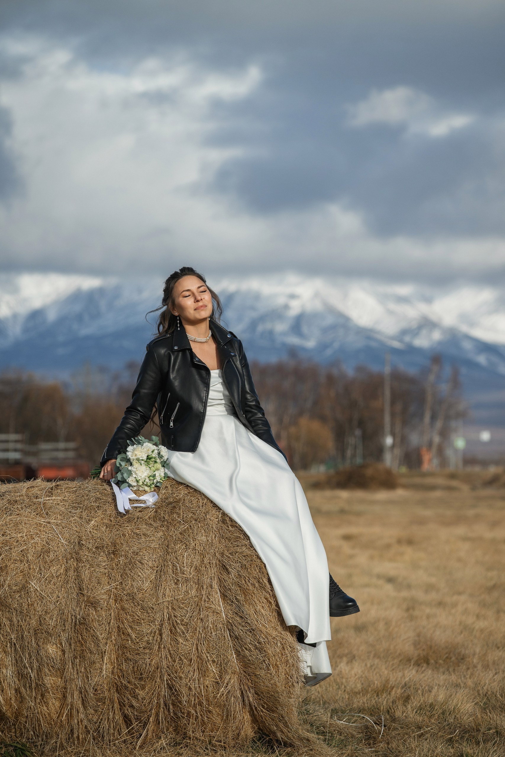 Фотосъемка свадьбы в Петропавловске-Камчатском. Свадебная фотография в Петропавловске-Камчатском на природе. Профессиональная фотосъемка свадьбы в Петропавловске-Камчатском в летний сезон. Эмоциональная фотосъемка свадьбы в Петропавловске-Камчатском с семьей. Стоимость фотосъемки свадьбы в Петропавловске-Камчатском.