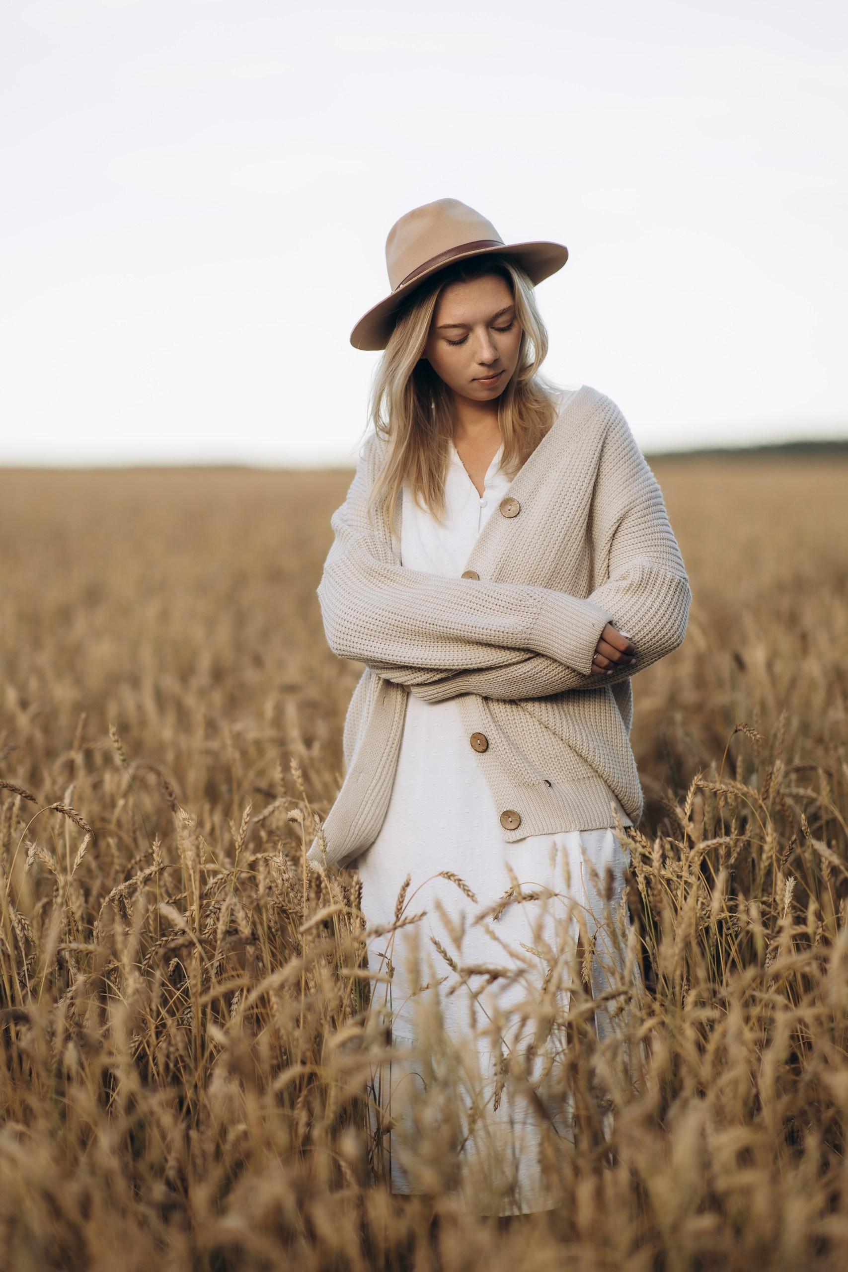 Женская фотосессия в пшеничном поле