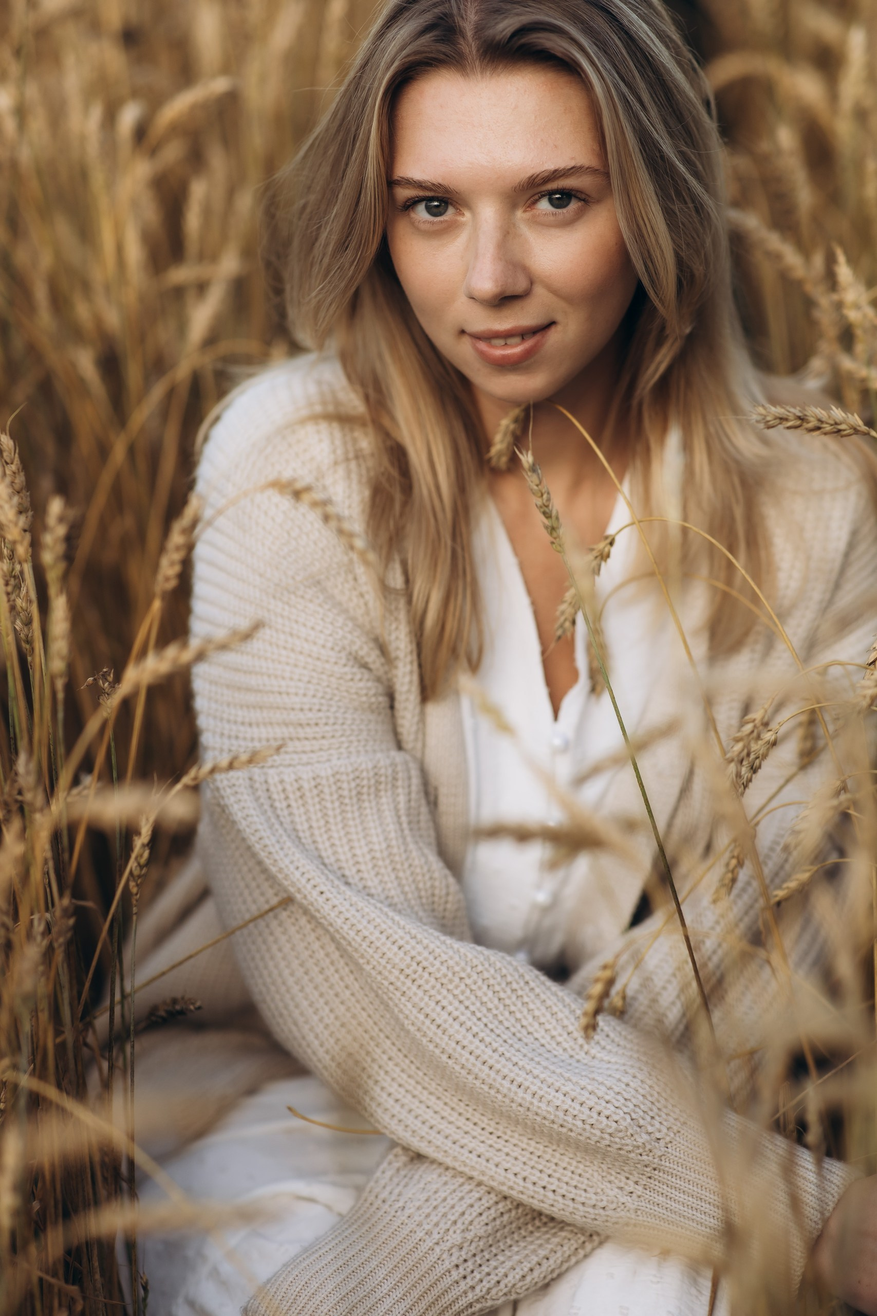 Женская фотосессия в пшеничном поле