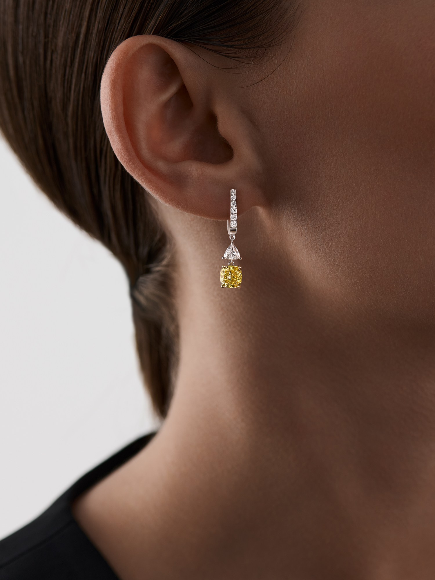 Каталожное фото - серьги из белого золота с жёлтым драгоценным камнем на модели UCCRASHE