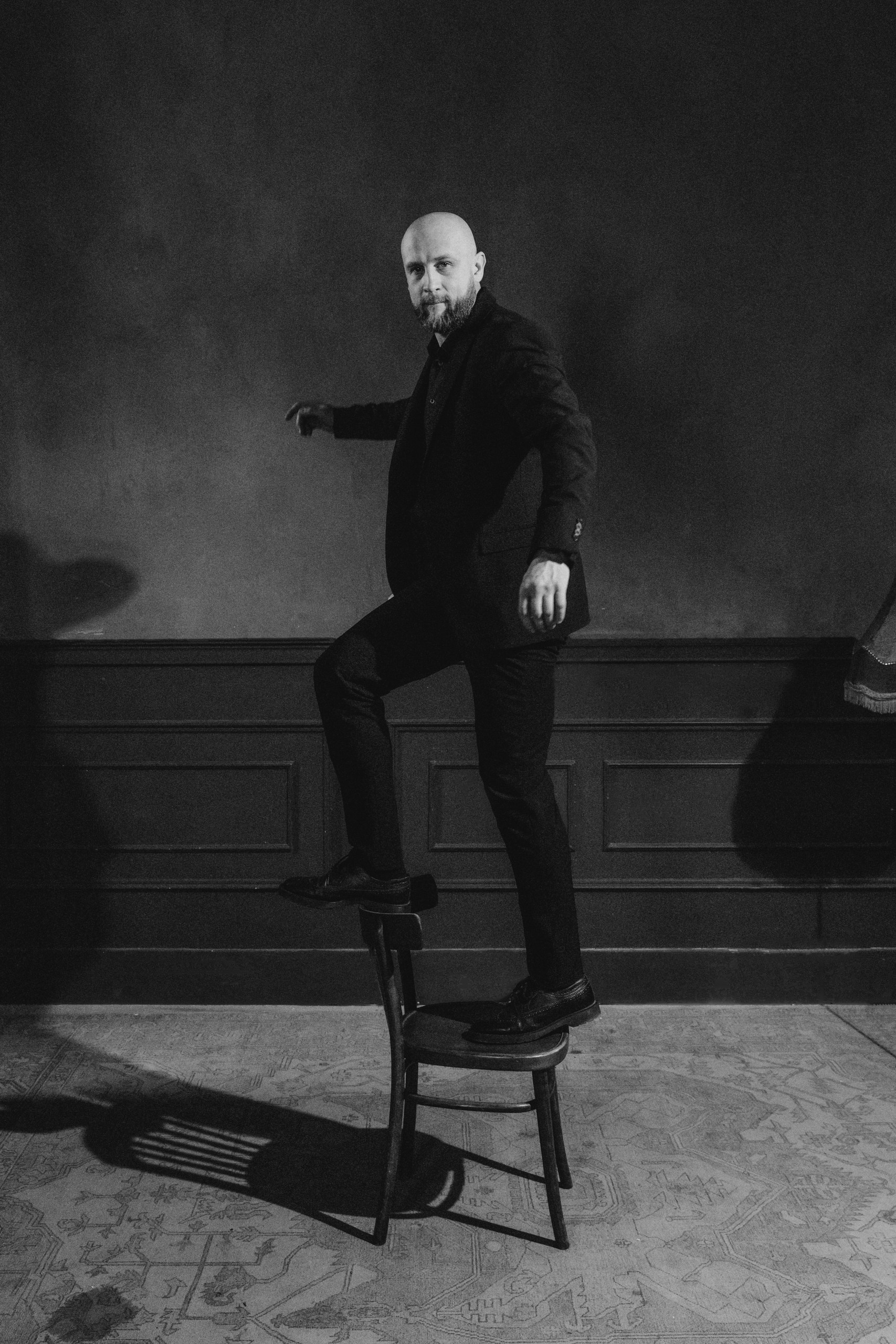 Креативная интерьерная фотосъемка для портала экспертов, мужчина сидит на полу для оформления профессионального блога, спб.