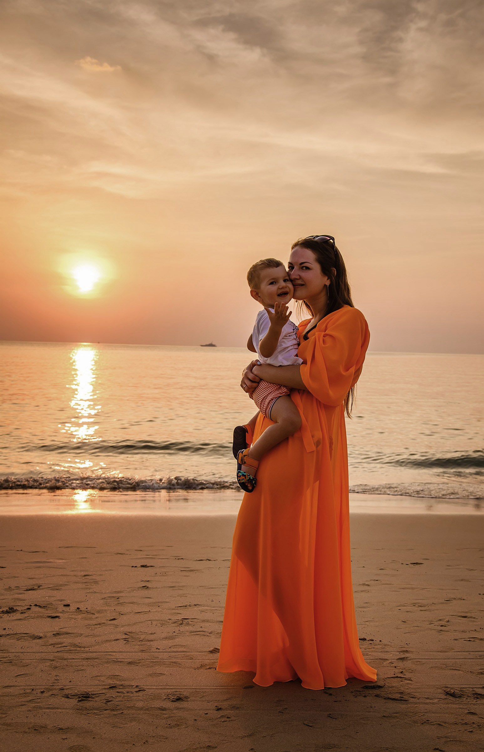 Семейная фотосессия на Пхукете фотограф в тайланде на пляже закат красивое место идея образ девушка в купальнике примеры фото позы для фотосессии Патонг пляж Карон Найхарн Ката Майкао пальма экскурсия Заказать фотосессию цена стоимость