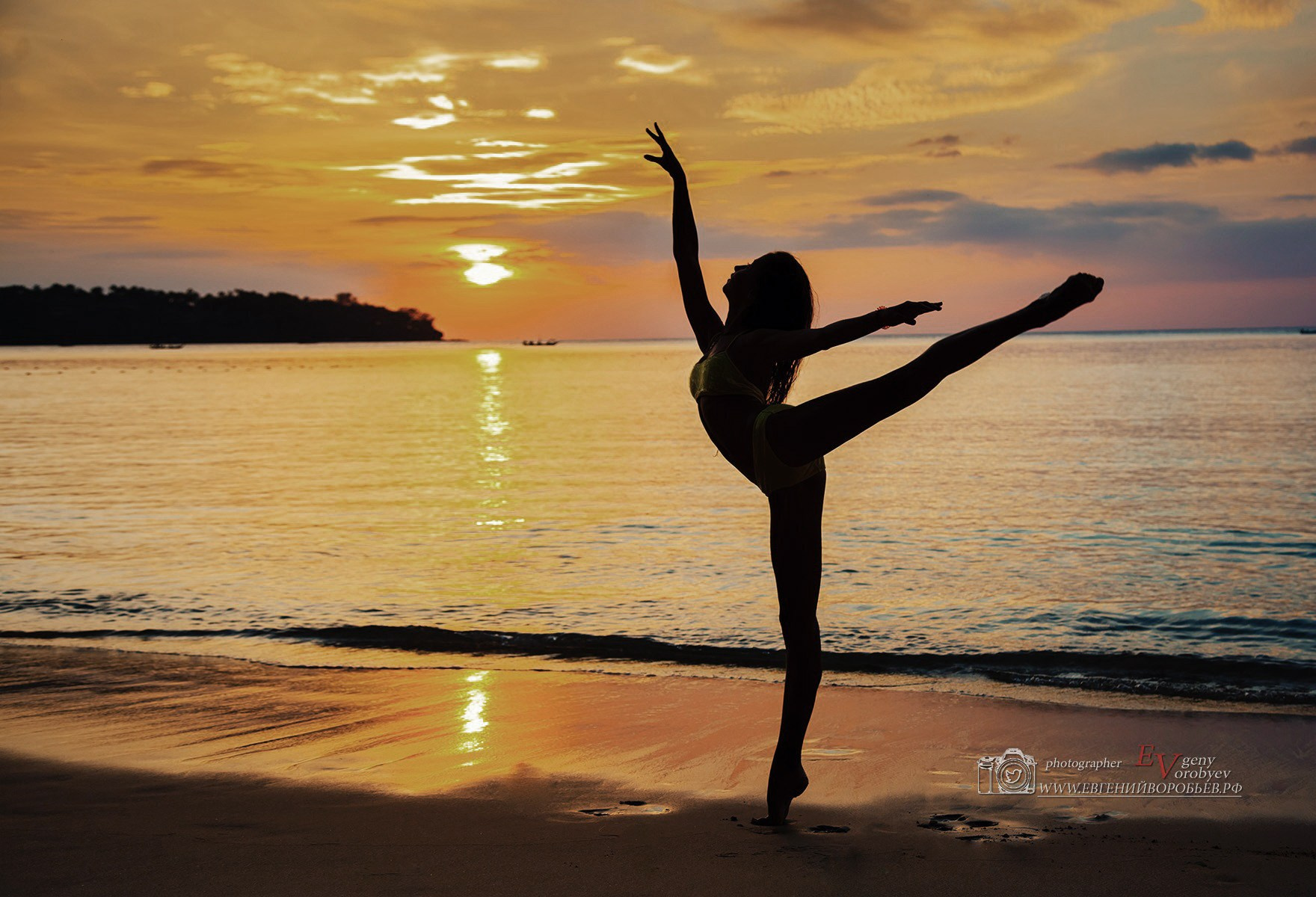 фотосессия на Пхукете фотограф в тайланде на пляже закат силуэт красивое место идея образ девушка в купальнике примеры фото позы для фотосессии Патонг пляж Карон Найхарн Ката Майкао пальма экскурсия Заказать фотосессию цена стоимость