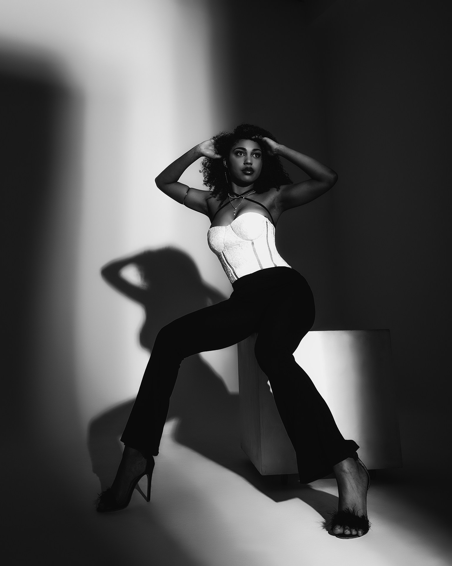 Съемка модели с двумя черными флагами Казань, съемка в студии с флагами