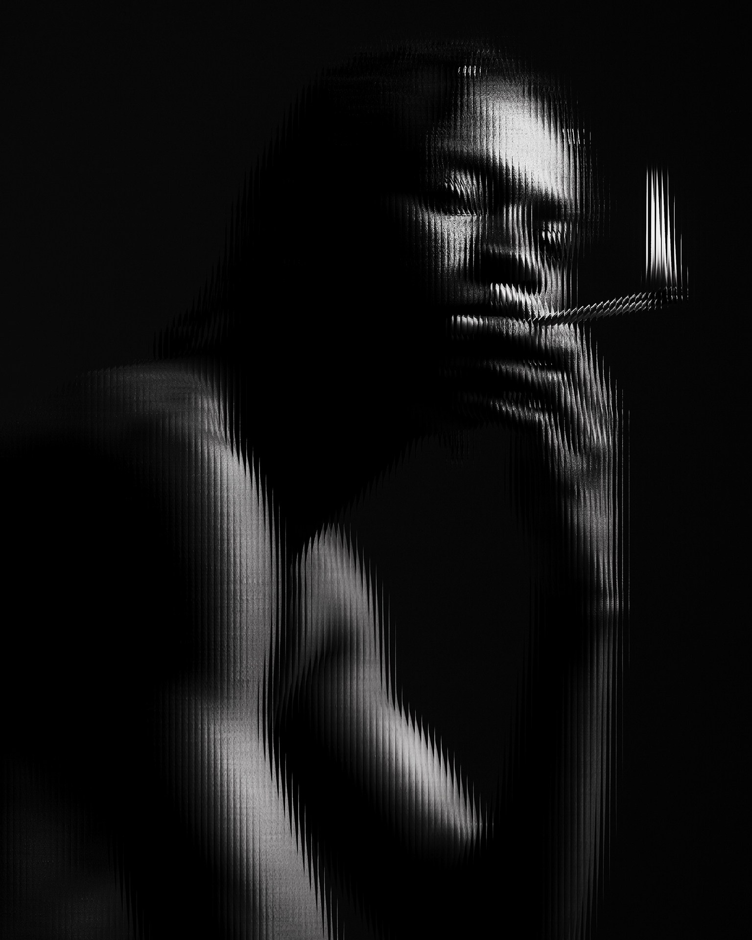 Темнокожий мужчина позирует со спичкой, съемка мужского портрета в чб через рифленую панель в студии