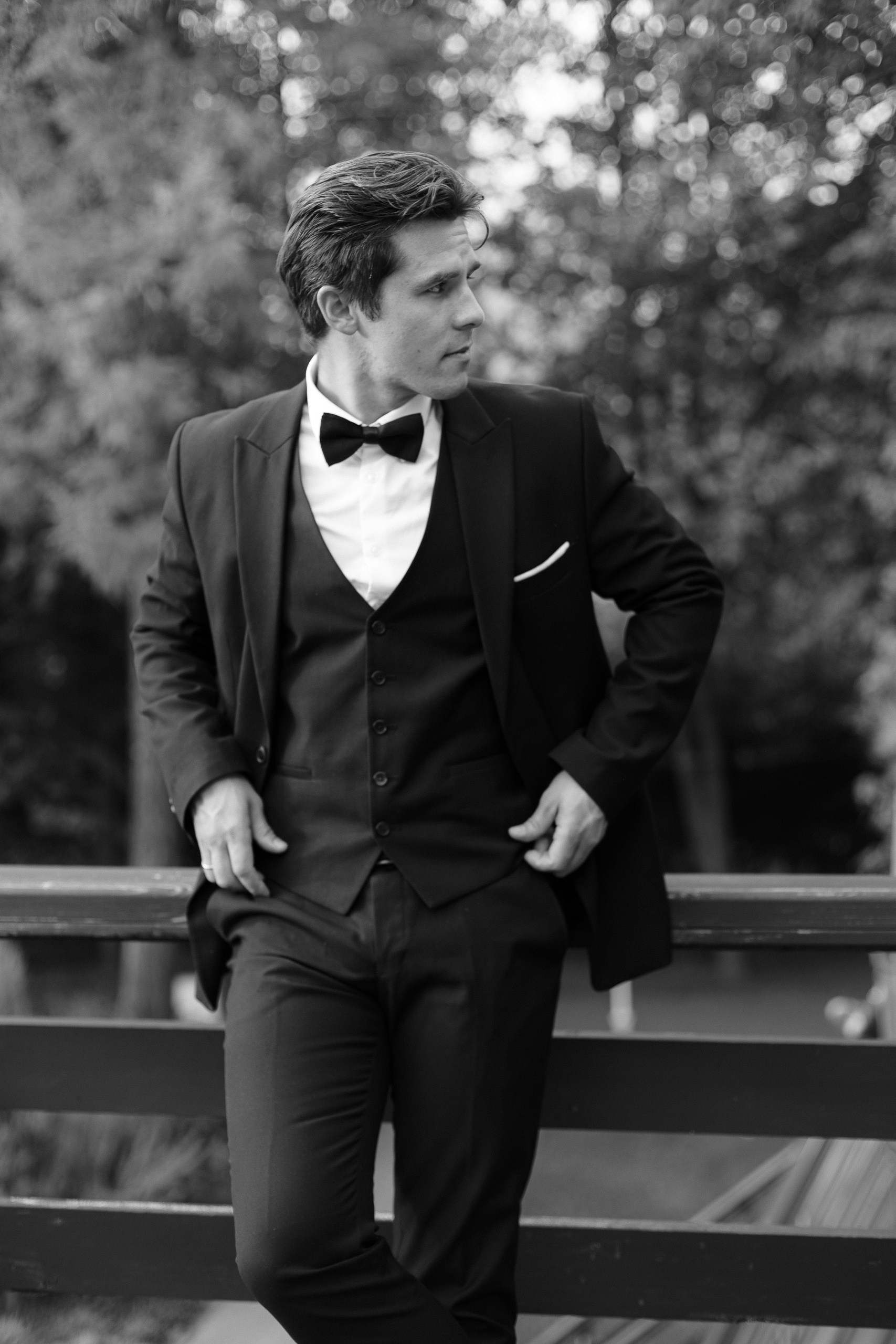 Жених в смокинге — чёрно-белый портрет после сборов в отеле «Скандинавия»