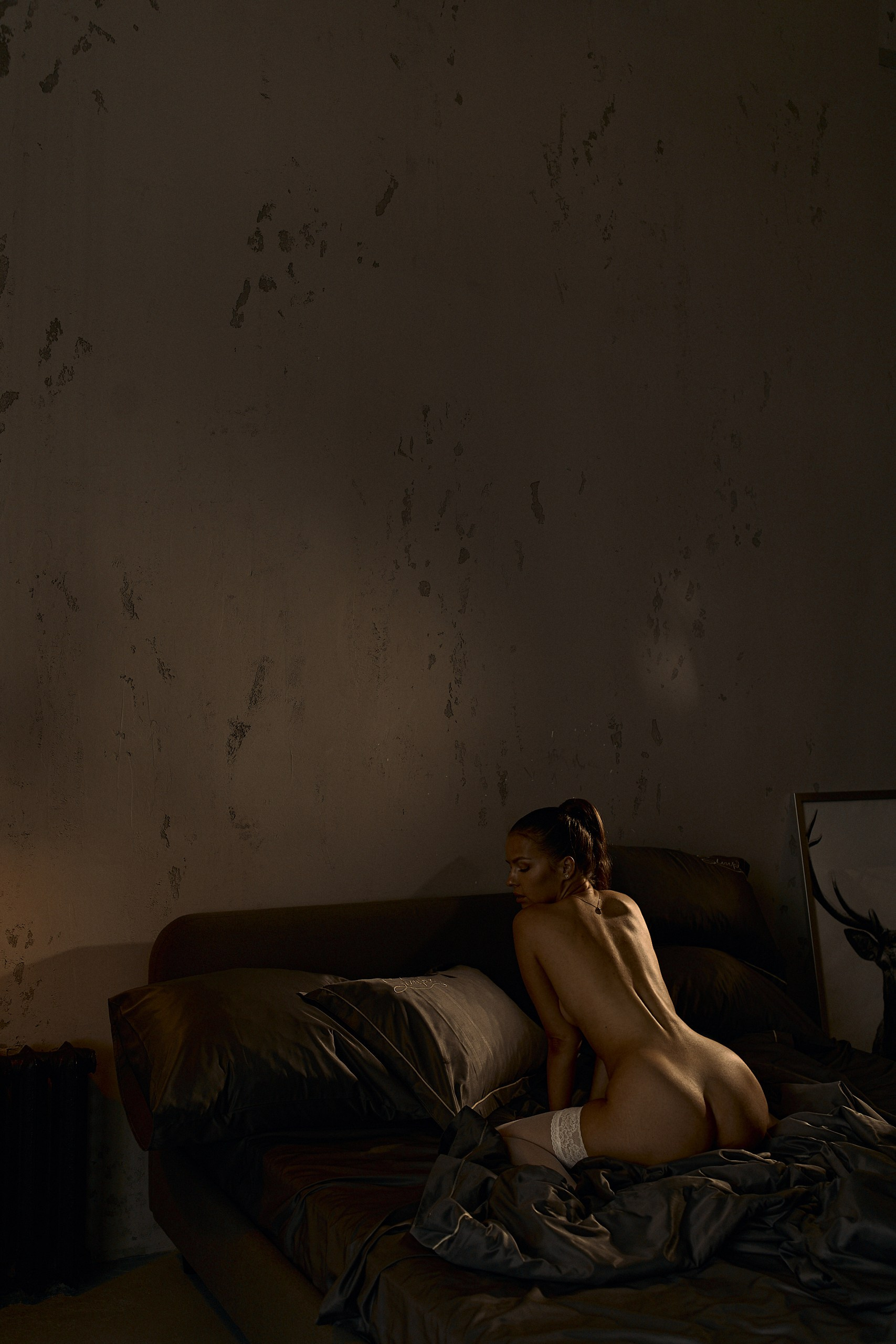 Художественное ню фото Минск — женский портрет в темной студии, игра света и тени, психология тела