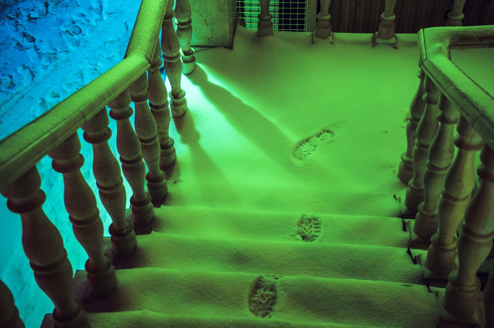 Зелёная неоновая подсветка лестницы, ночная архитектура и геометрия города