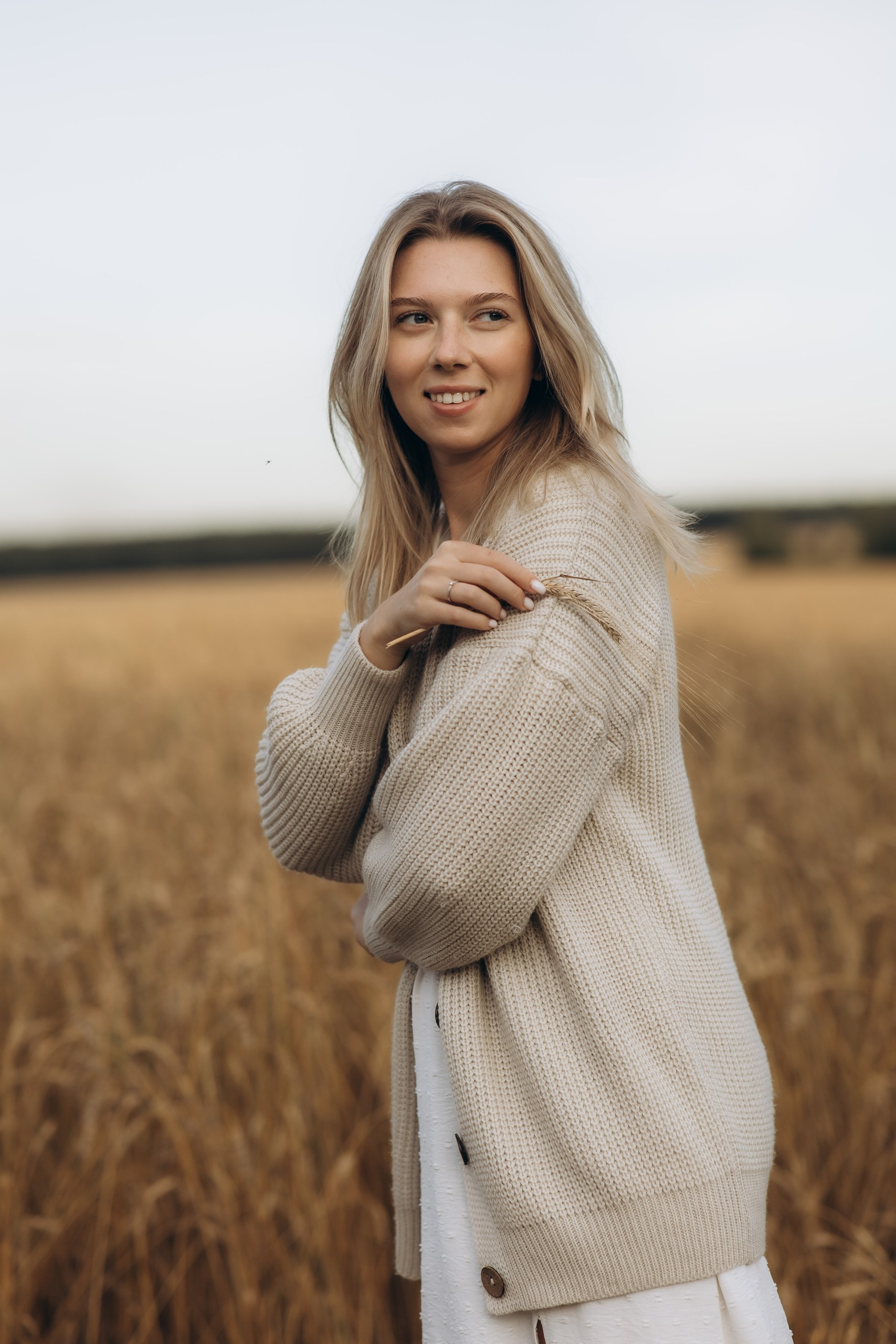 Женская фотосессия в пшеничном поле