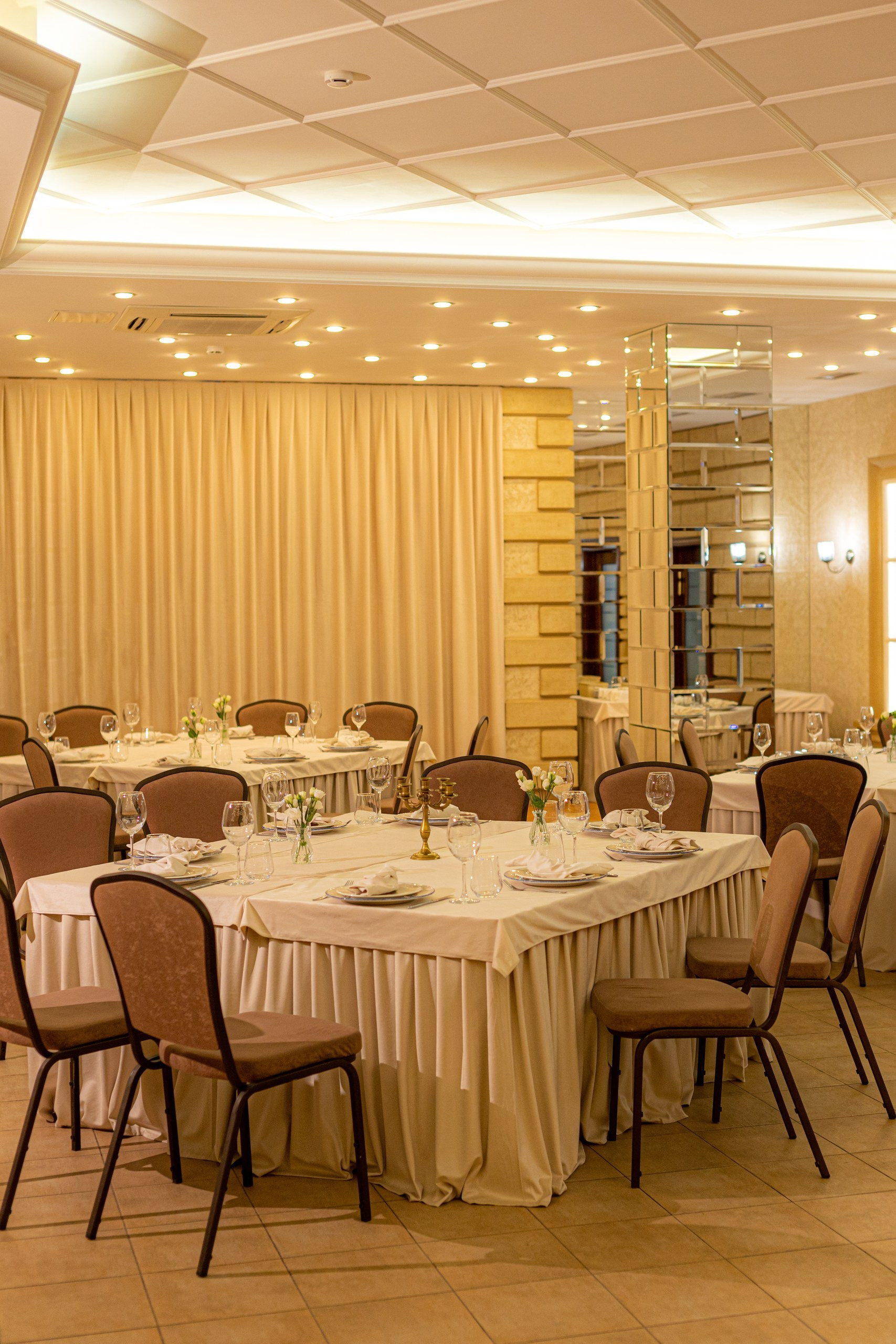 Банкетный зал ресторана Дача. Фотограф в Оренбурге. Профессиональный фотограф