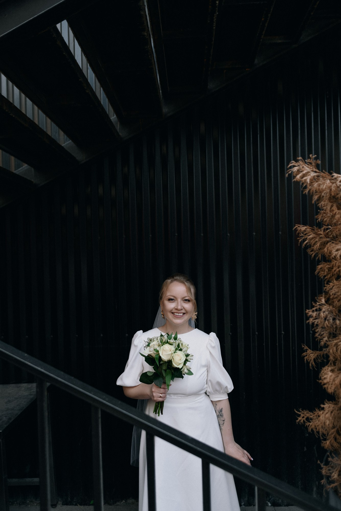 Фотосессия в стиле минимализм на улицах Тюмени, жених и невеста вдвоем