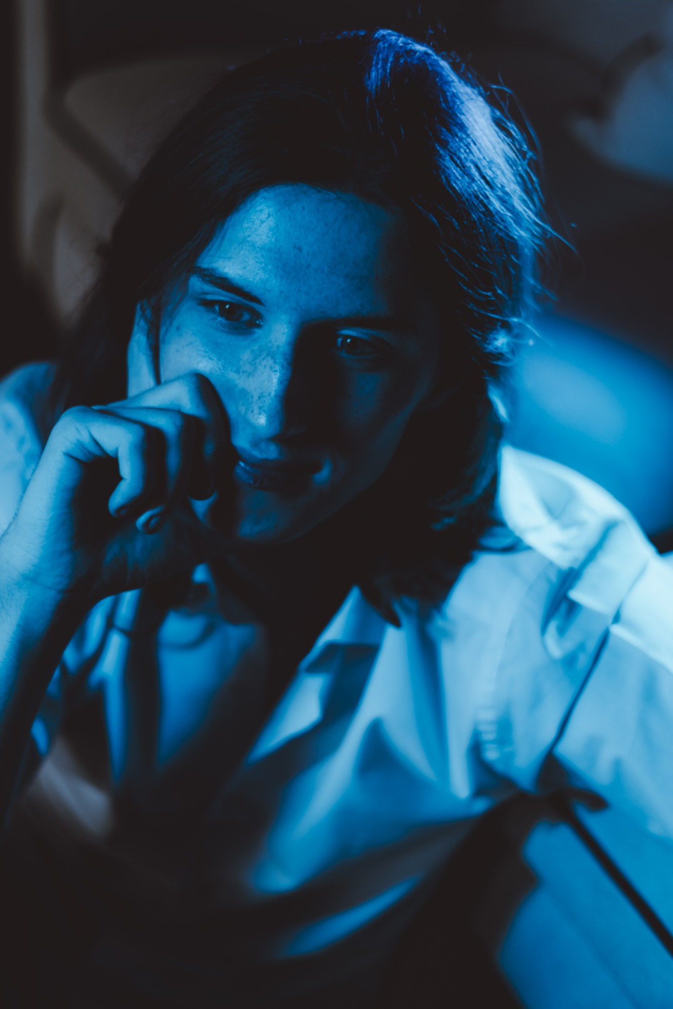 Креативная мужская фотосессия с цветными фильтрами в Тюмени