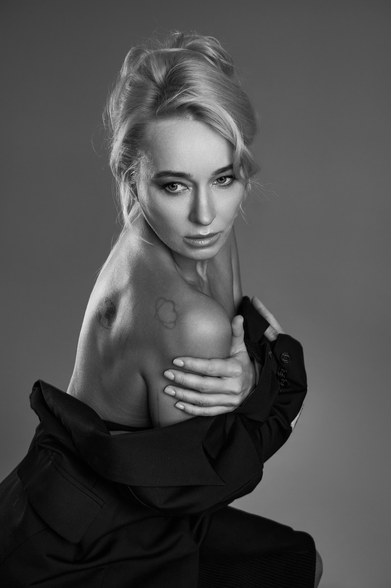 Студийный чёрно-белый портрет женщины в минималистичной эстетике