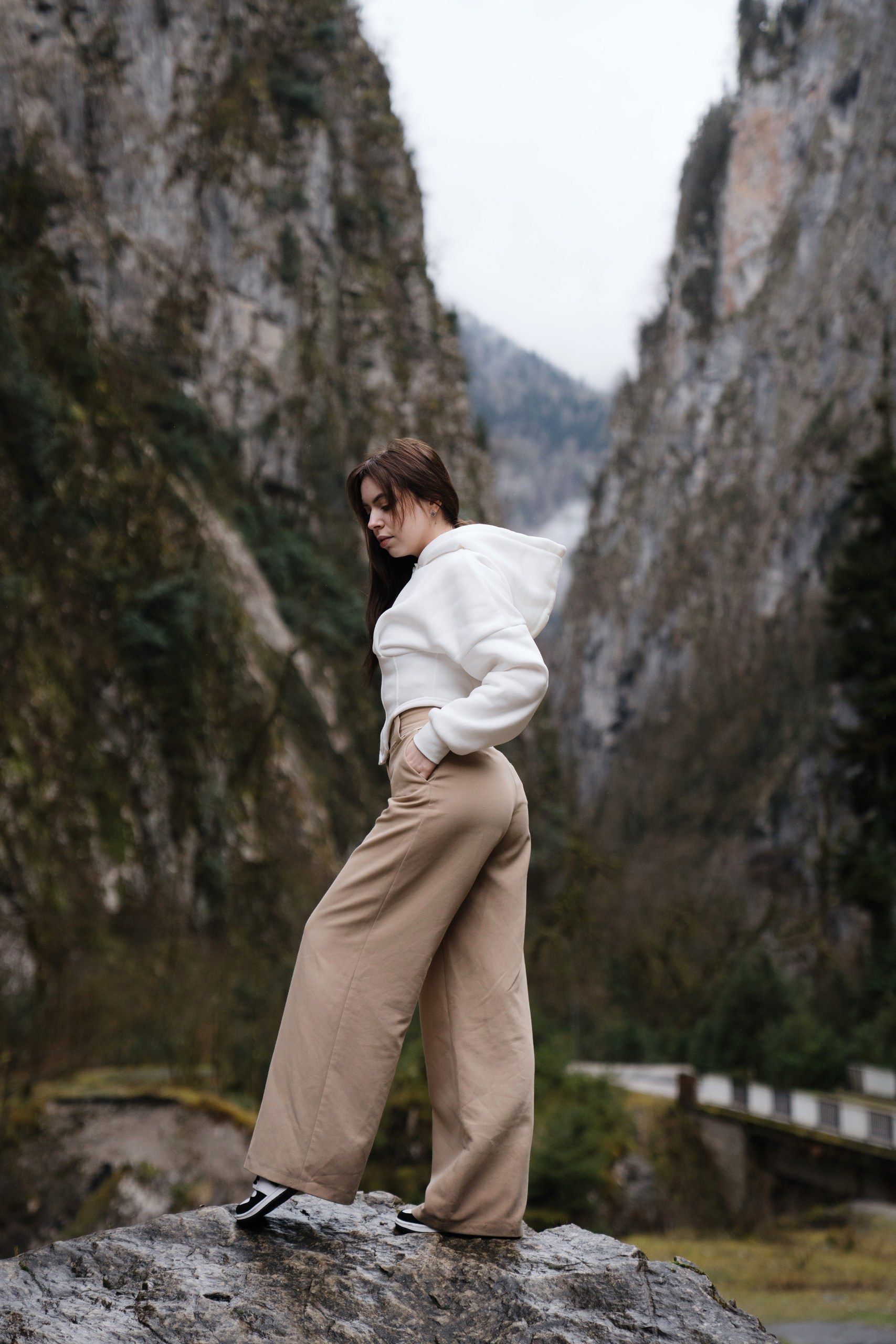 Фотосессия в Юпшарском каньоне на фоне скал в Абхазии