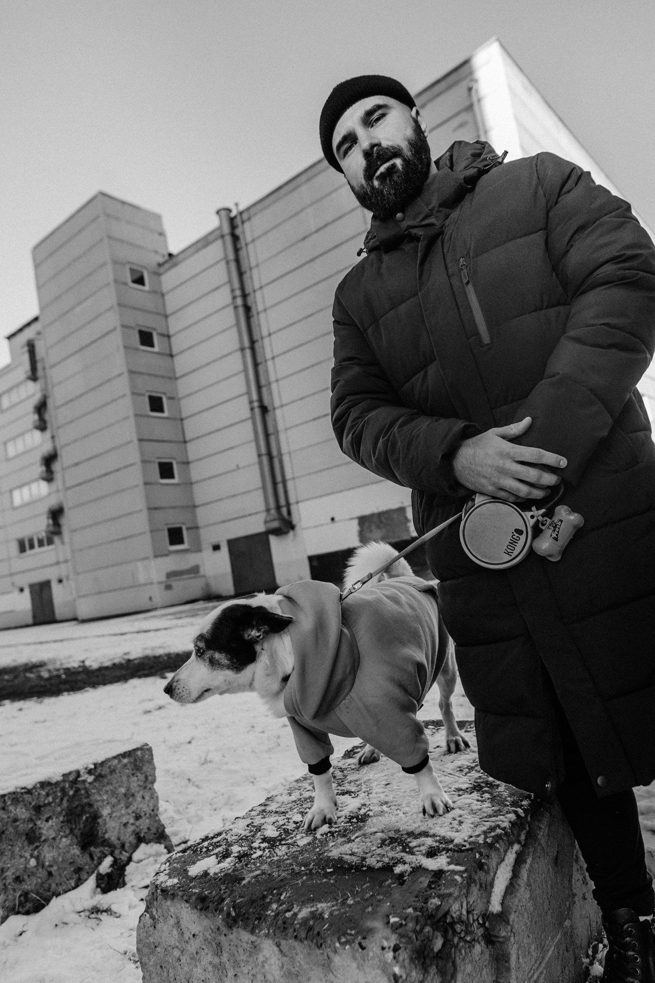 Мужская фотосессия с собакой в Тюмени — Саша и Тони. Фотограф Дарья Мустафина, Тюмень